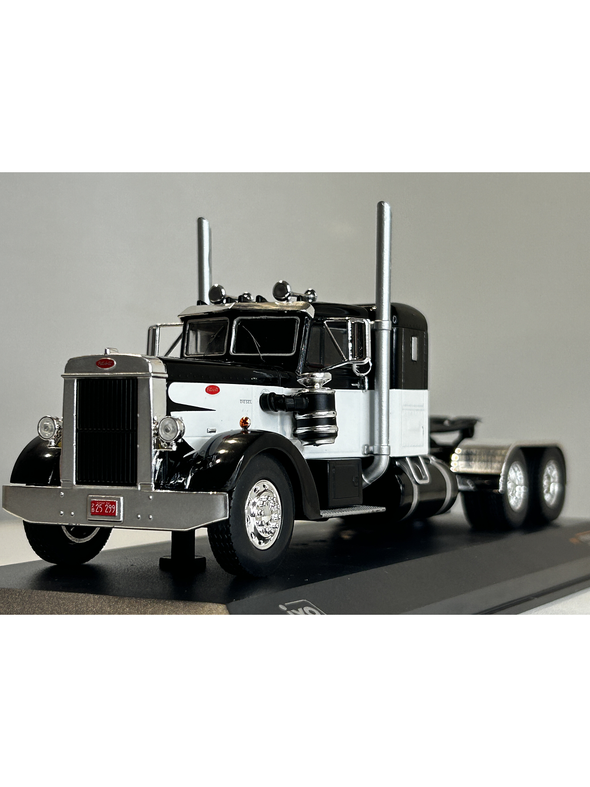 Peterbilt 350 1952 (1:43) – Camión Clásico Ixo Models – “Iron-Nose” 11