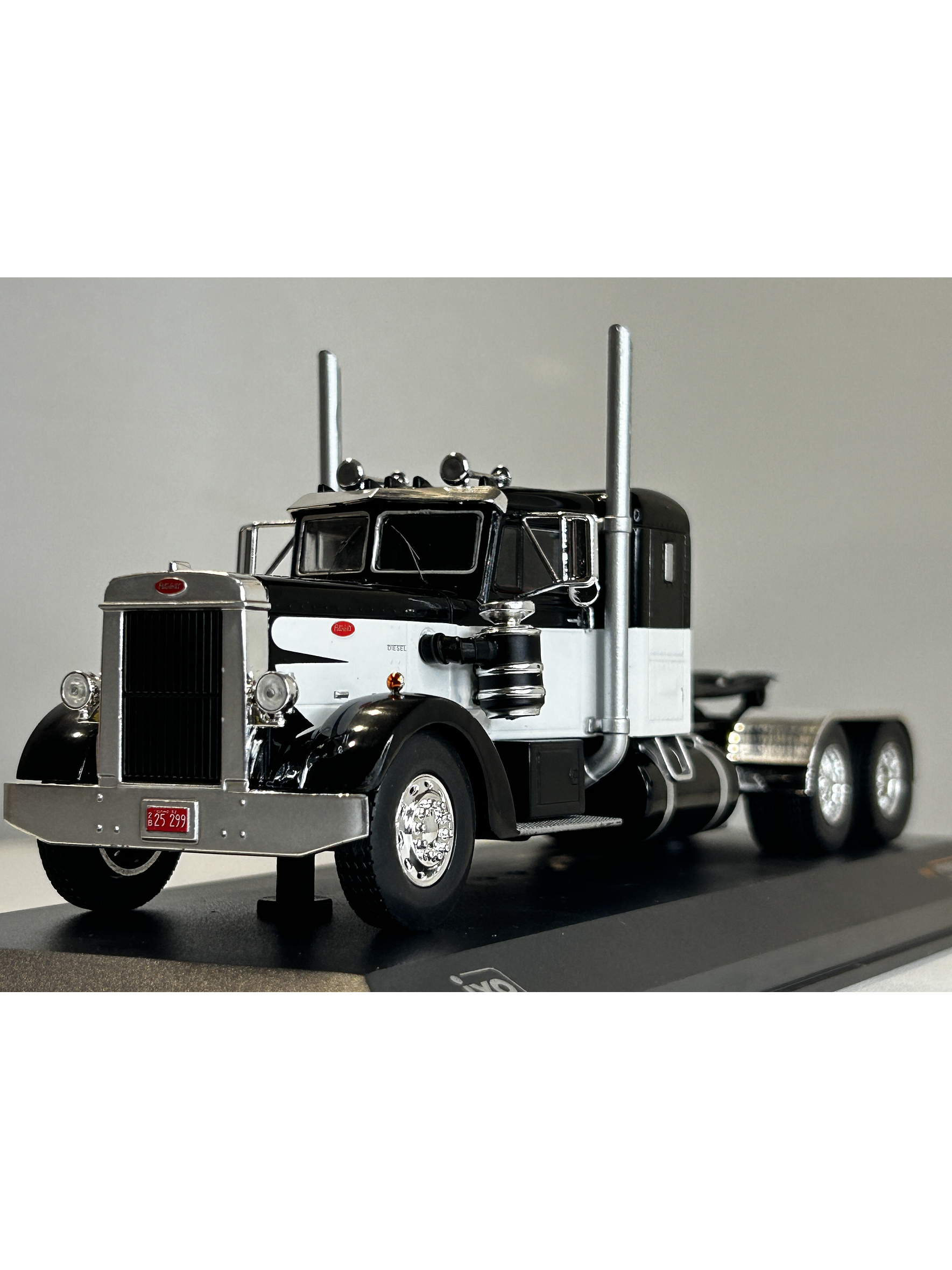 Peterbilt 350 1952 (1:43) – Camión Clásico Ixo Models – “Iron-Nose” 11
