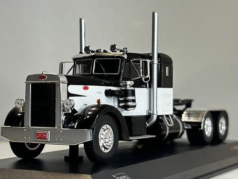 Camión Peterbilt 350 “Iron-Nose” (1952) | IXO 1:43