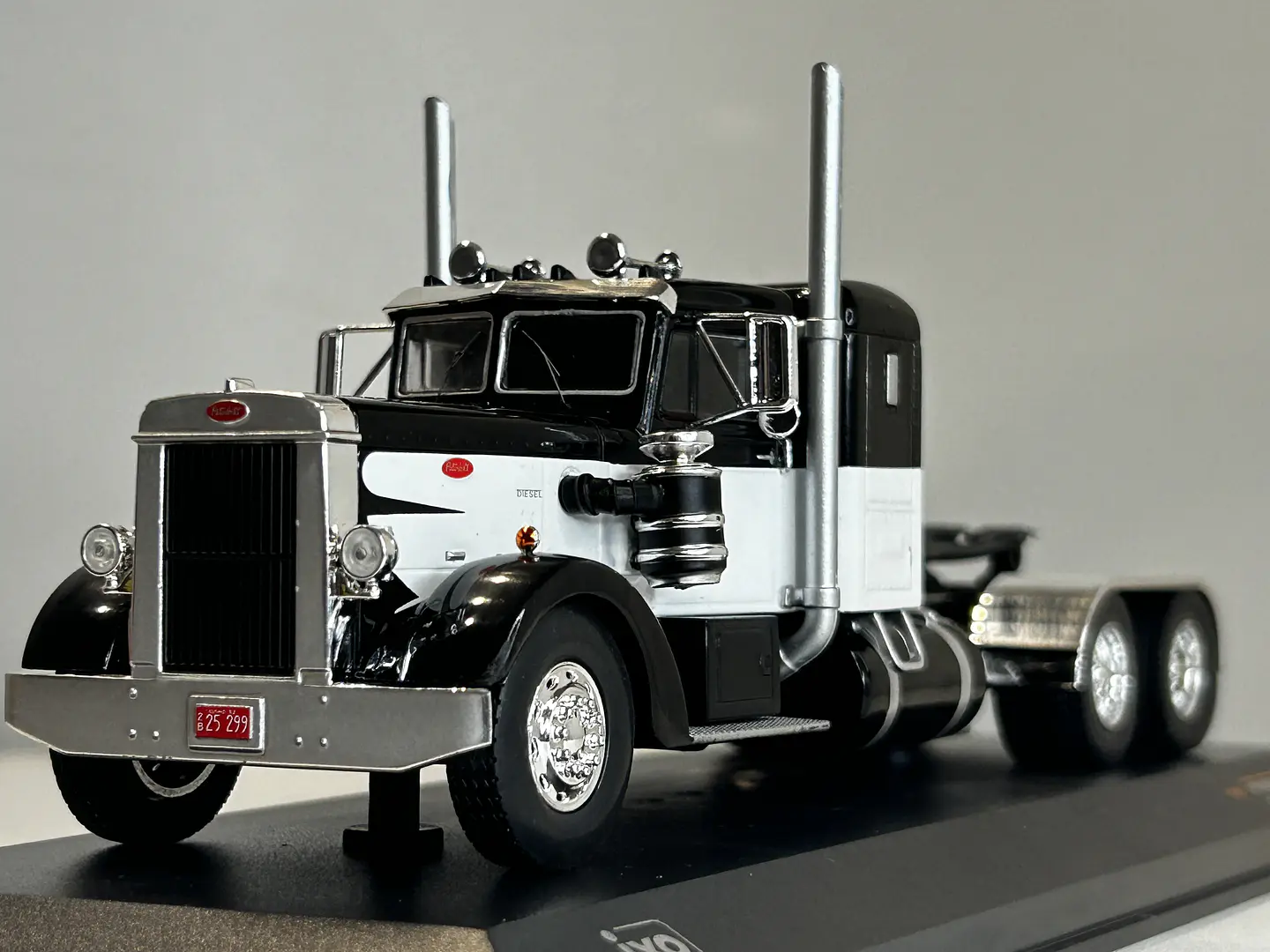 Camión Peterbilt 350 “Iron-Nose” (1952) | IXO 1:43 1