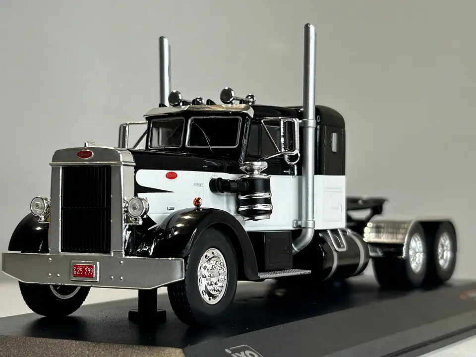 Camión Peterbilt 350 “Iron-Nose” (1952) | IXO 1:43 1