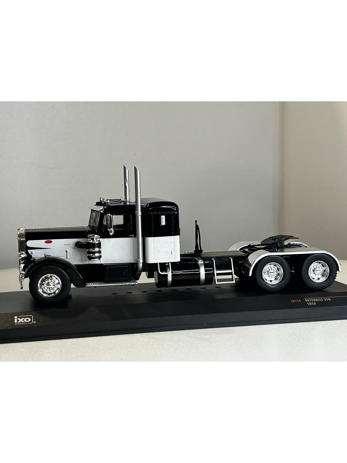Peterbilt 350 1952 (1:43) – Camión Clásico Ixo Models – “Iron-Nose” 17