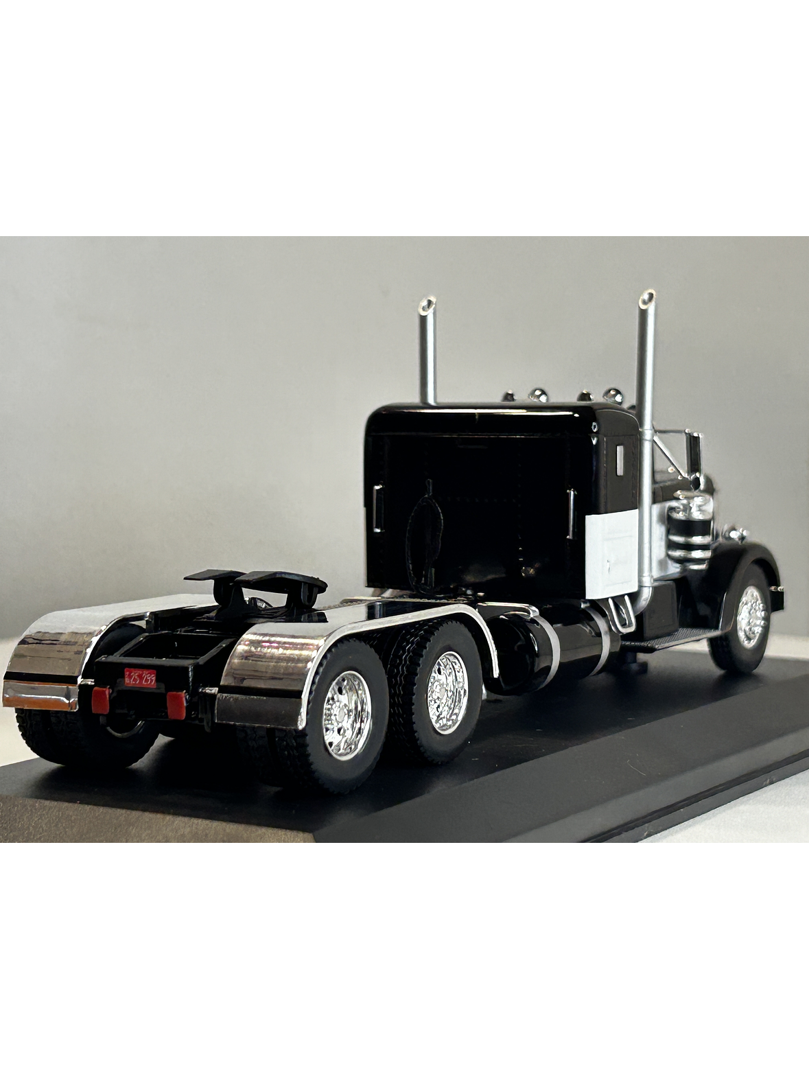 Peterbilt 350 1952 (1:43) – Camión Clásico Ixo Models – “Iron-Nose” 15