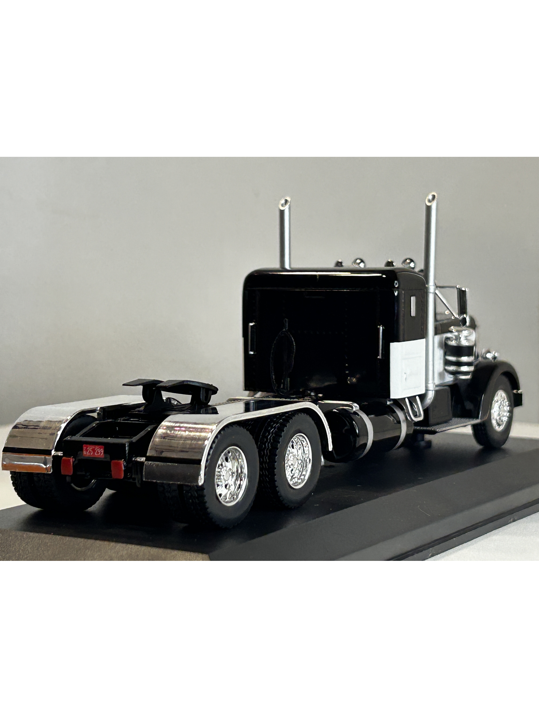 Peterbilt 350 1952 (1:43) – Camión Clásico Ixo Models – “Iron-Nose” 15