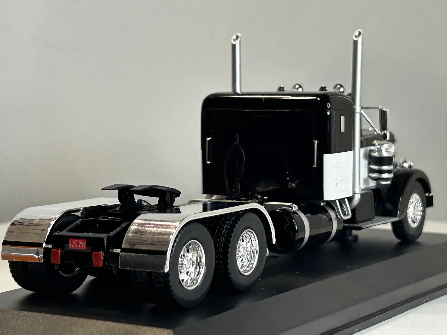 Camión Peterbilt 350 “Iron-Nose” (1952) | IXO 1:43 6