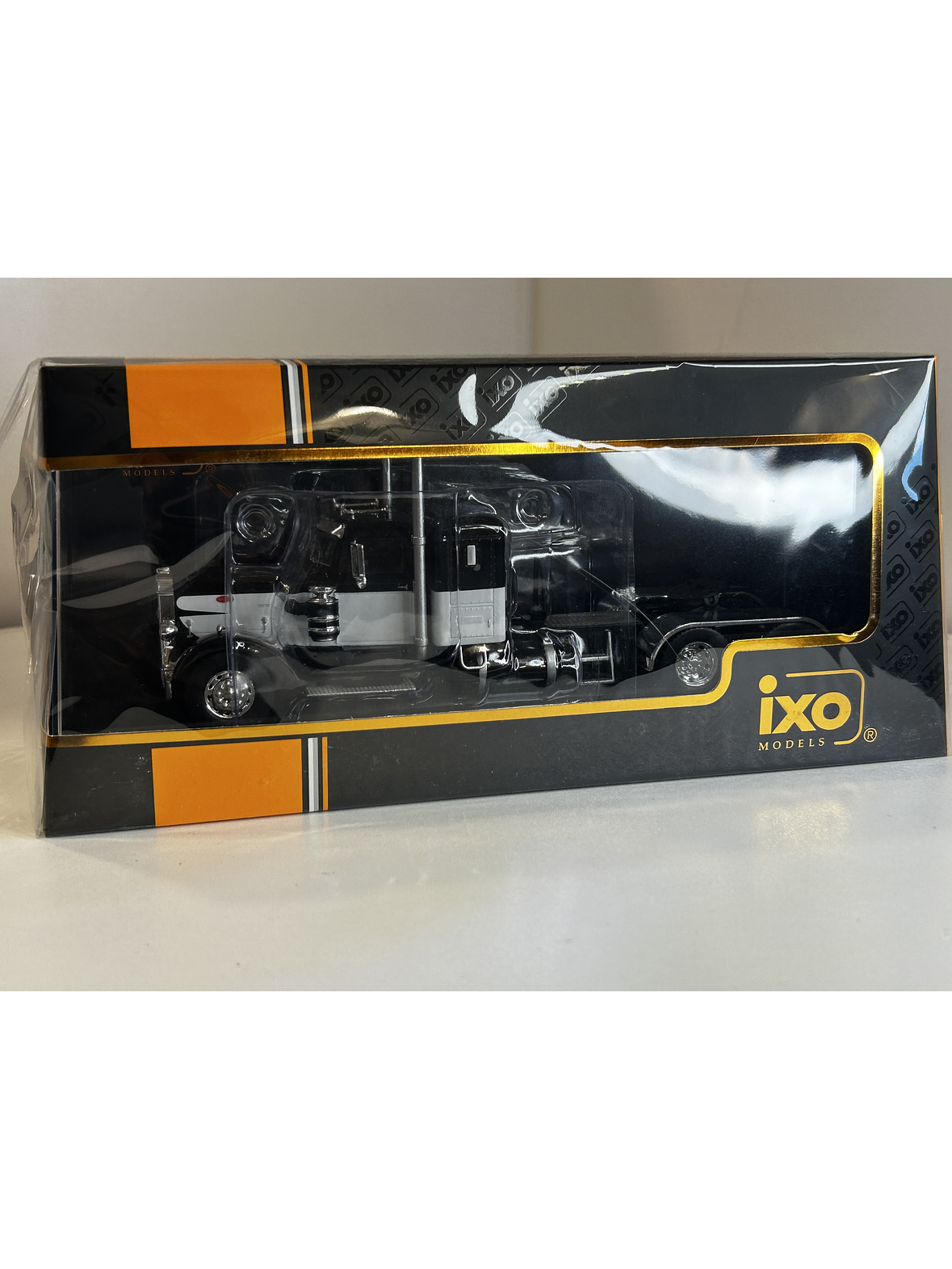 Peterbilt 350 1952 (1:43) – Camión Clásico Ixo Models – “Iron-Nose” 18