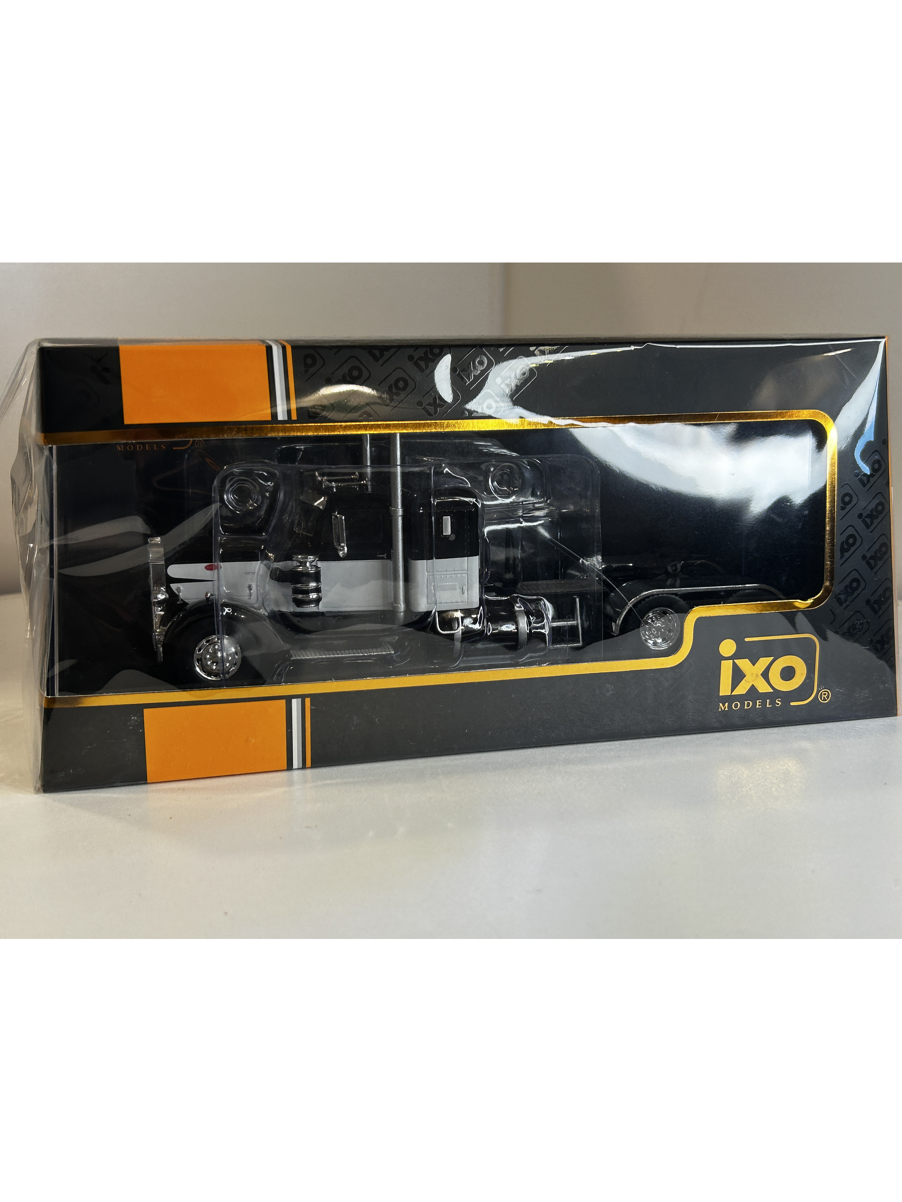 Peterbilt 350 1952 (1:43) – Camión Clásico Ixo Models – “Iron-Nose” 18