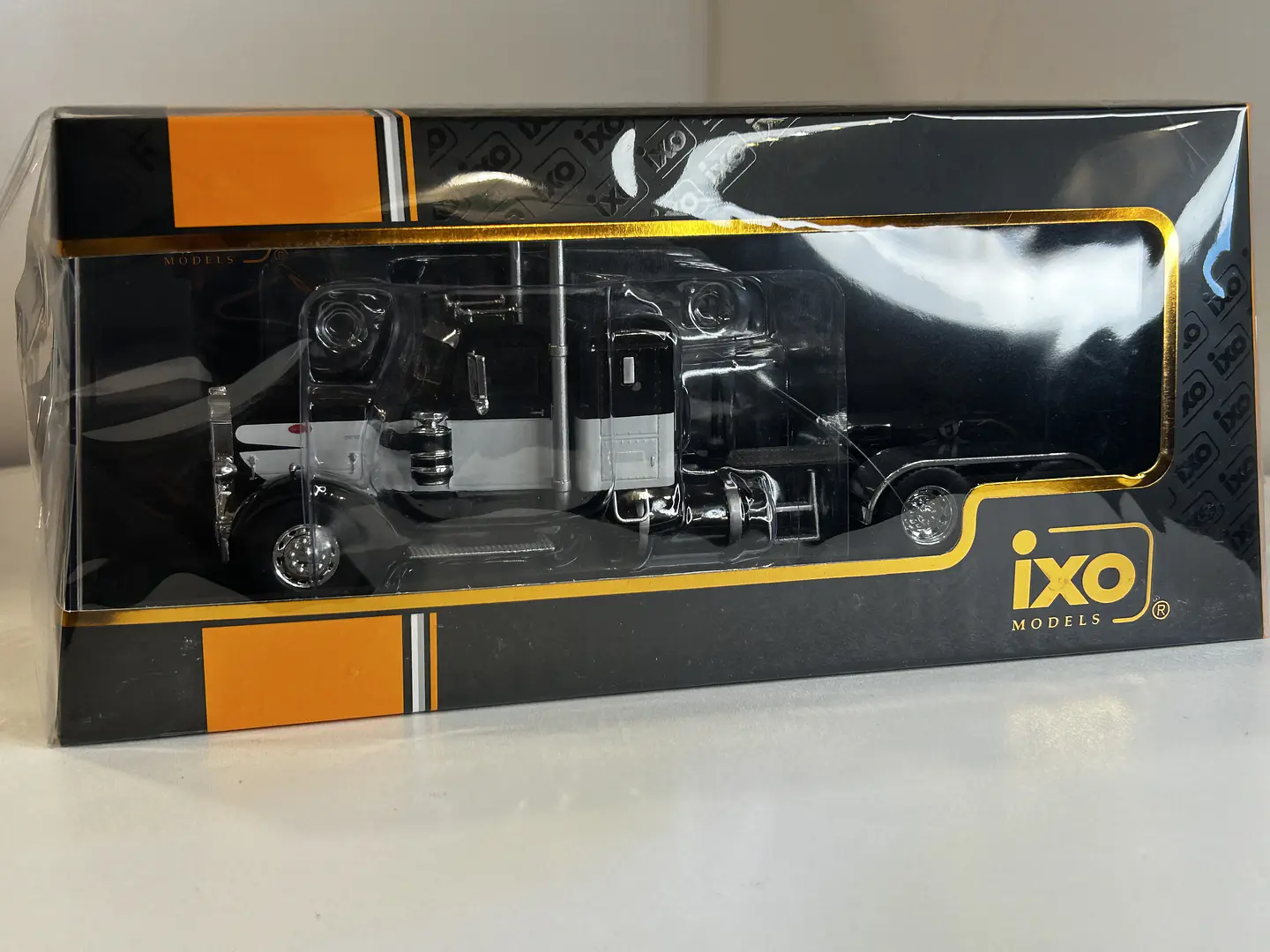 Camión Peterbilt 350 “Iron-Nose” (1952) | IXO 1:43 9