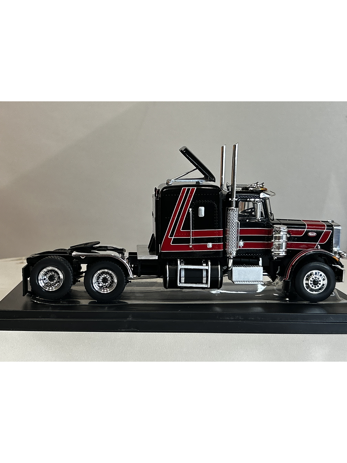 Peterbilt 359 Tractor Truck 1973 – Ixo Models 1:43 – Clásico Americano de Colección 4
