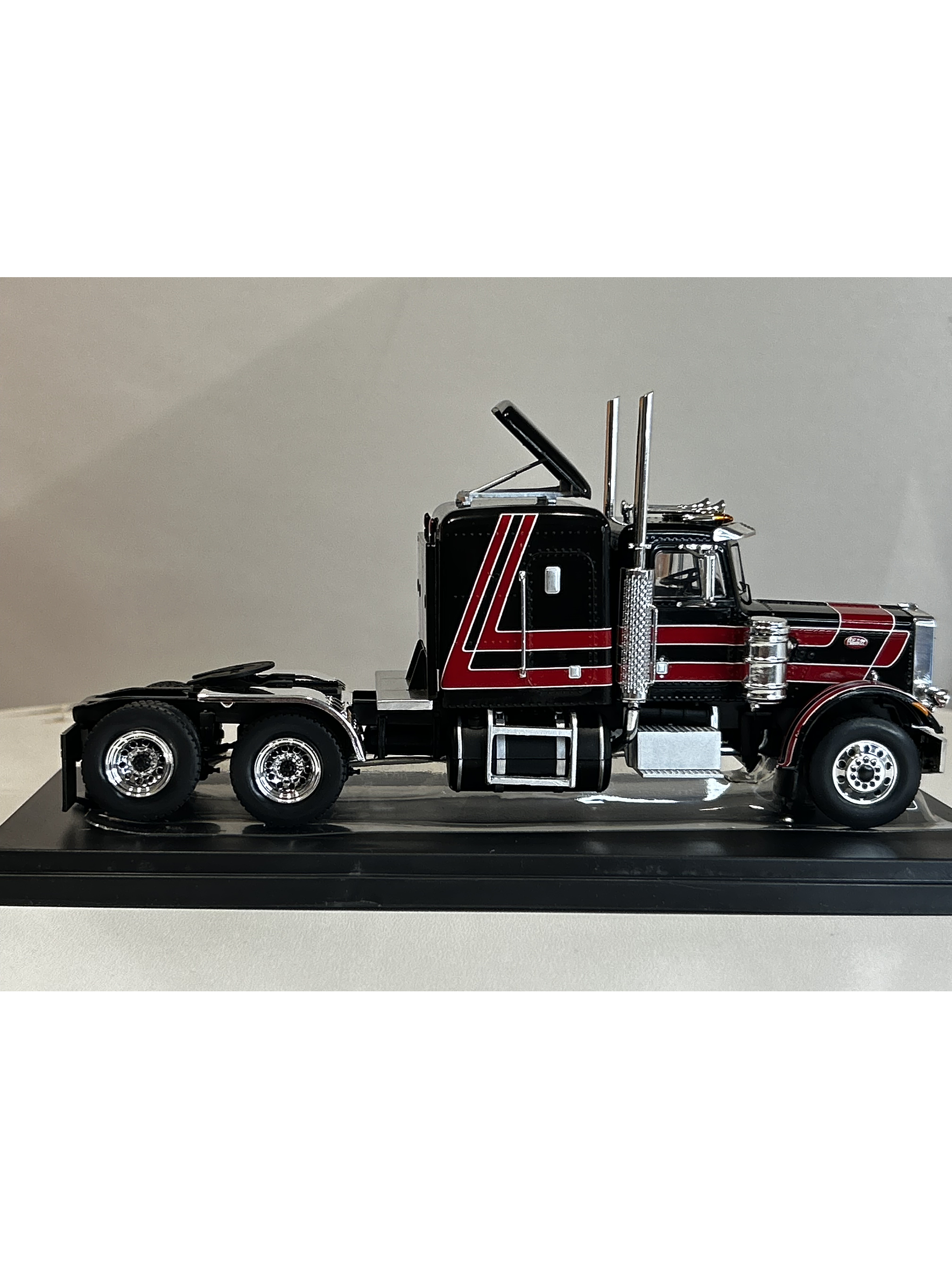 Peterbilt 359 Tractor Truck 1973 – Ixo Models 1:43 – Clásico Americano de Colección 4