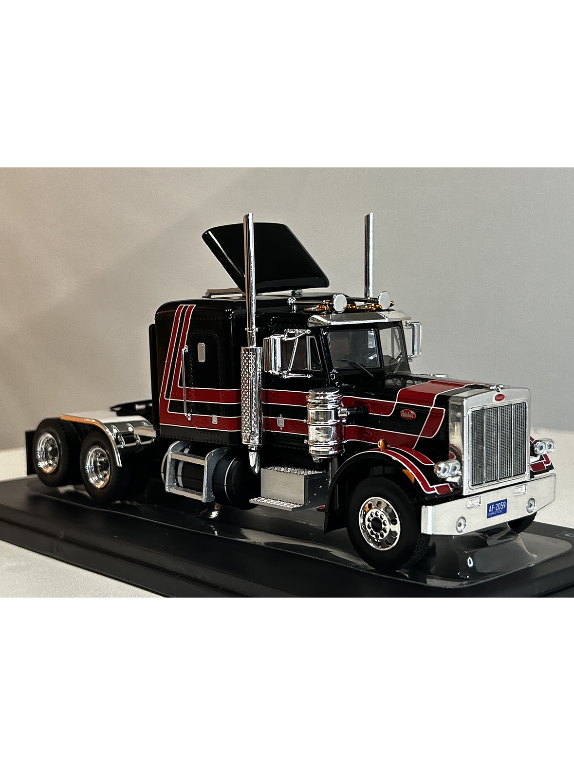 Peterbilt 359 Tractor Truck 1973 – Ixo Models 1:43 – Clásico Americano de Colección 3