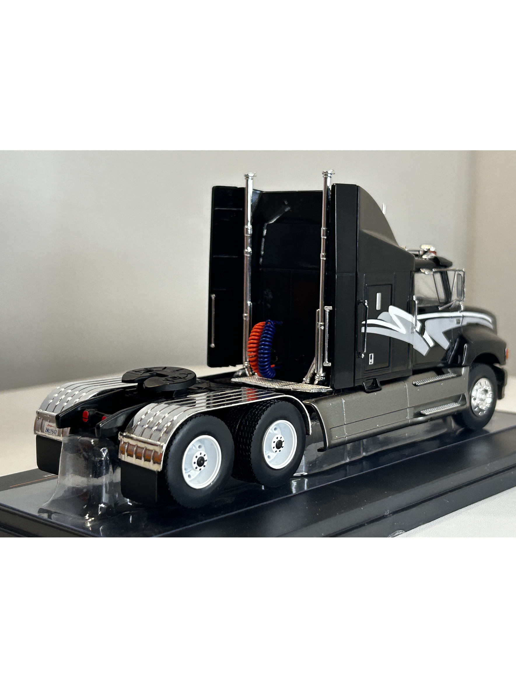 Ford Aeromax Tractor Truck 1990 – Ixo Models 1:43 – Innovación Aerodinámica en Chile 4