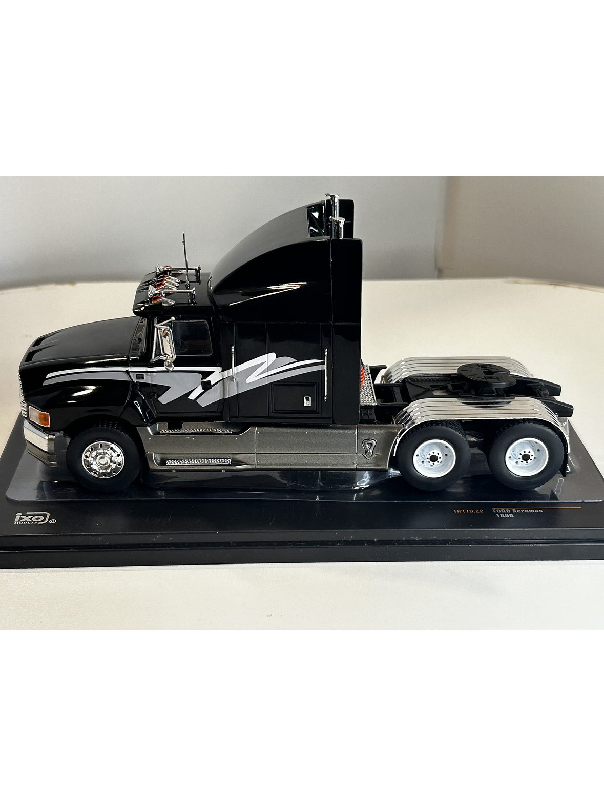 Ford Aeromax Tractor Truck 1990 – Ixo Models 1:43 – Innovación Aerodinámica en Chile 6