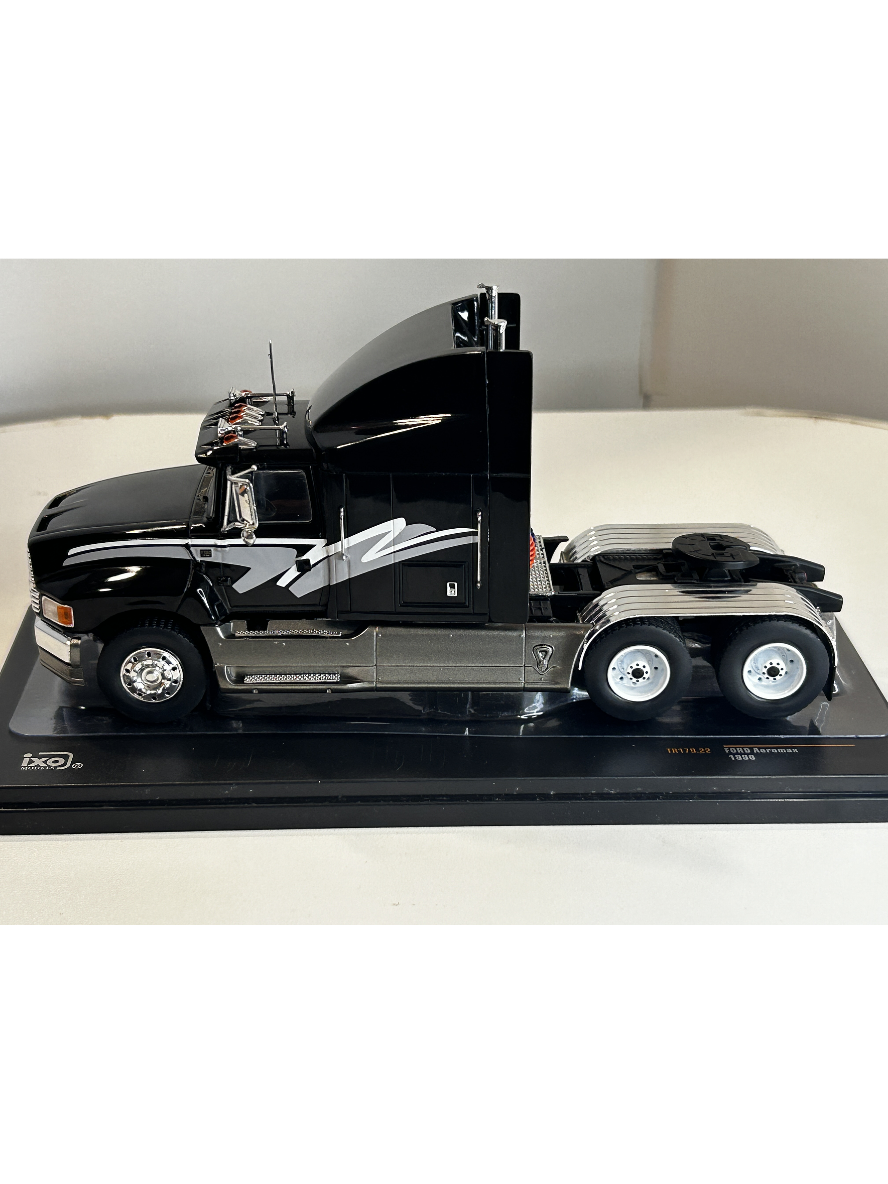 Ford Aeromax Tractor Truck 1990 – Ixo Models 1:43 – Innovación Aerodinámica en Chile 6