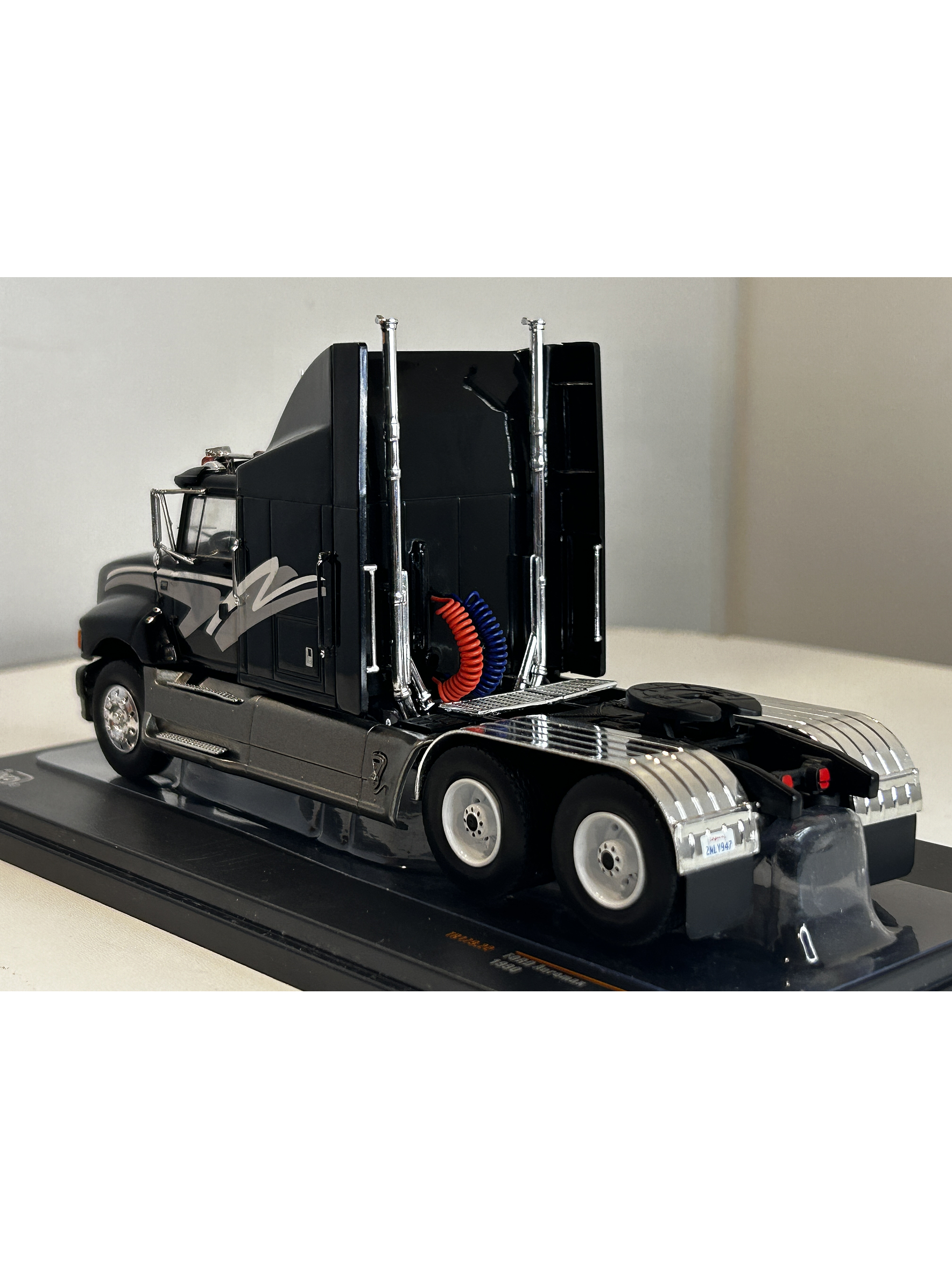 Ford Aeromax Tractor Truck 1990 – Ixo Models 1:43 – Innovación Aerodinámica en Chile 7