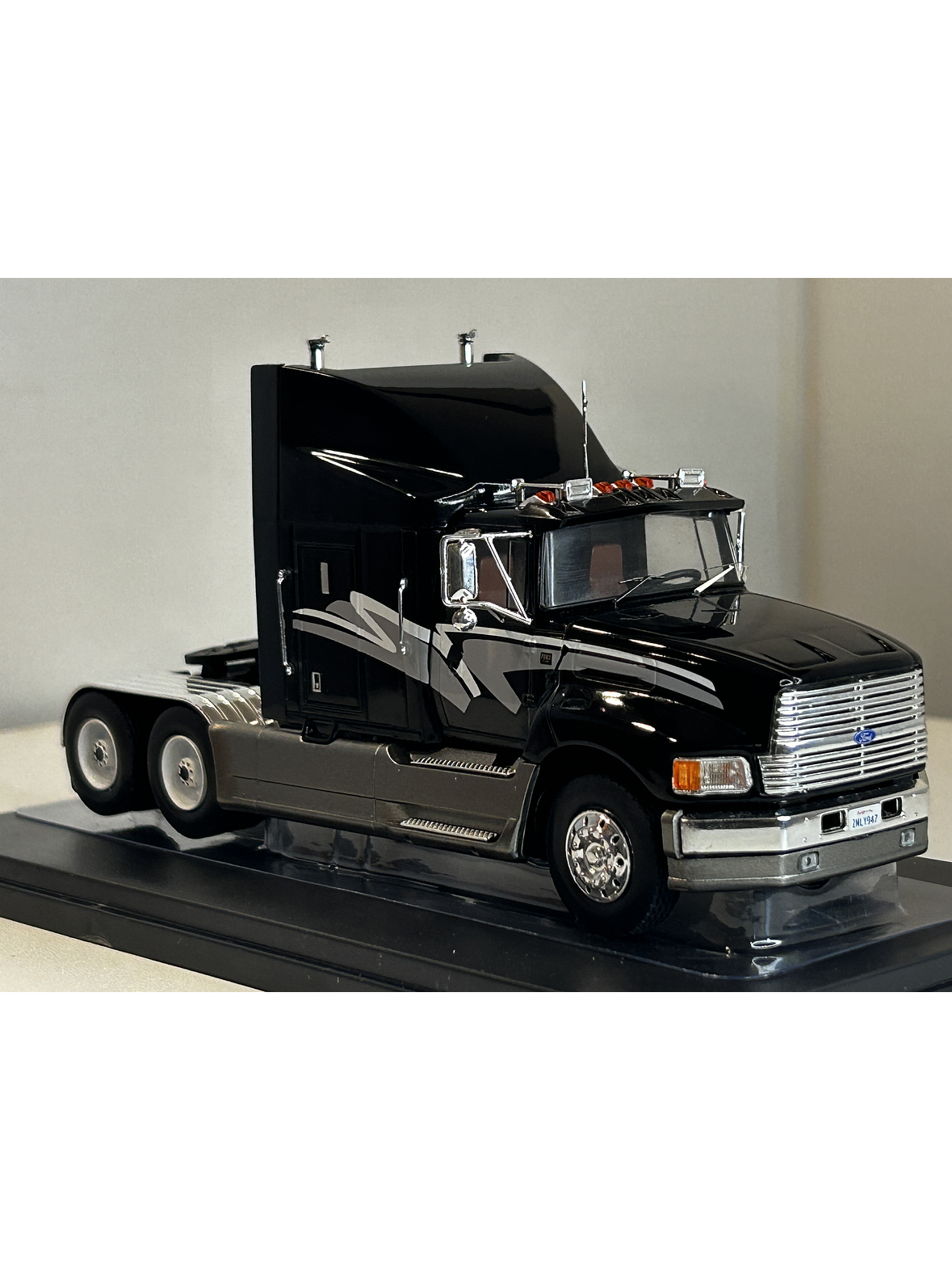 Ford Aeromax Tractor Truck 1990 – Ixo Models 1:43 – Innovación Aerodinámica en Chile 3