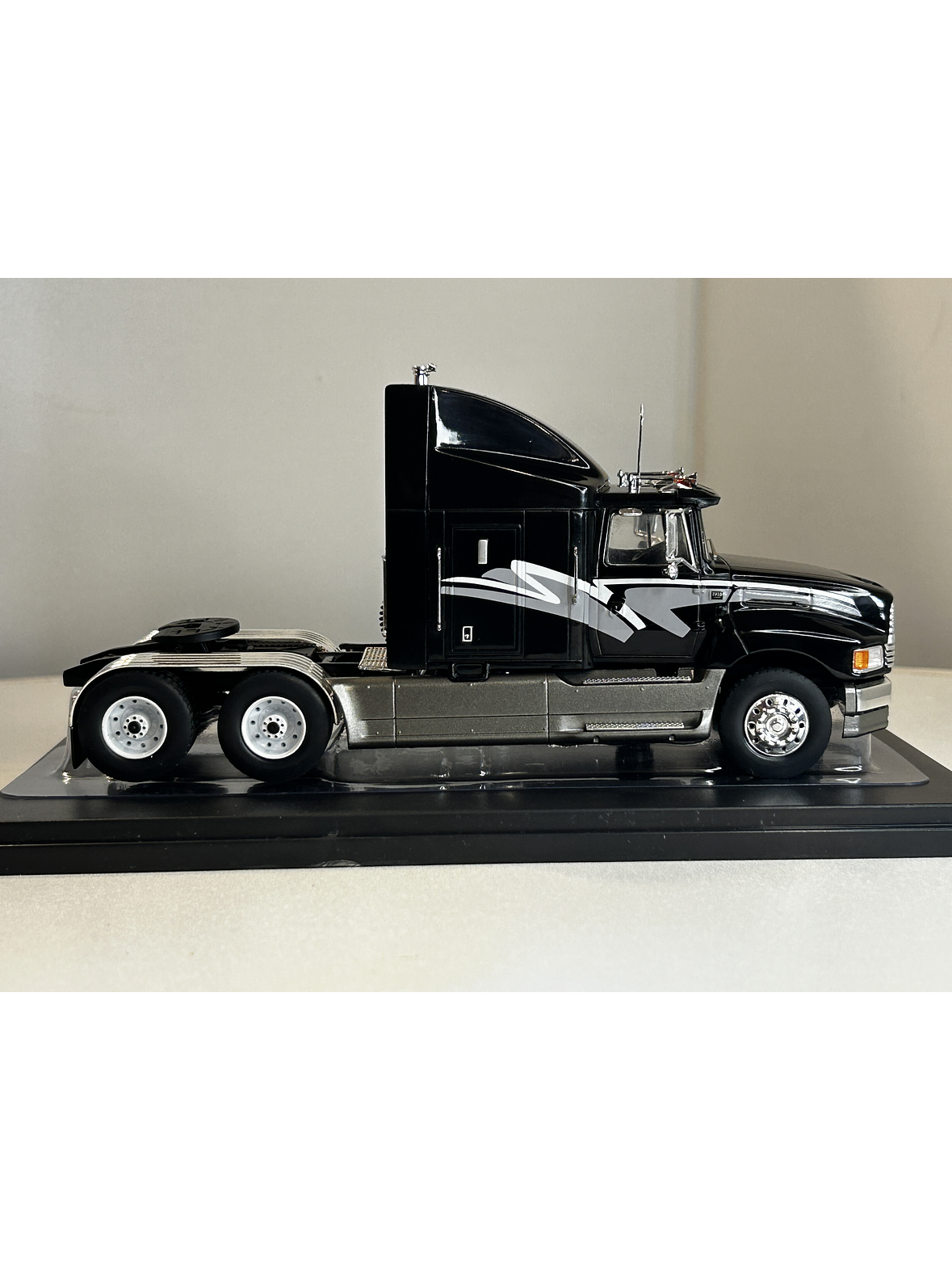 Ford Aeromax Tractor Truck 1990 – Ixo Models 1:43 – Innovación Aerodinámica en Chile 5