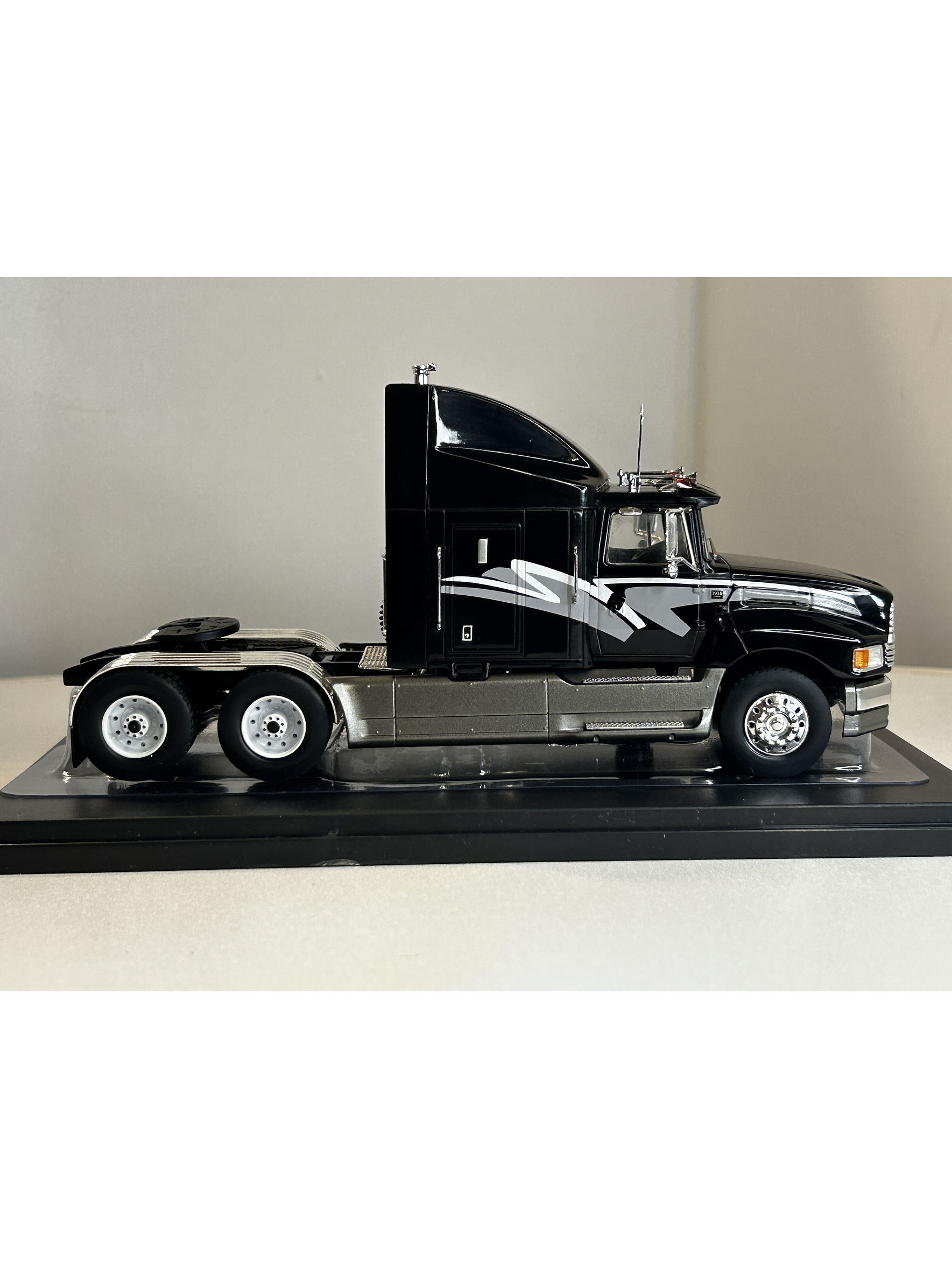 Ford Aeromax Tractor Truck 1990 – Ixo Models 1:43 – Innovación Aerodinámica en Chile 5