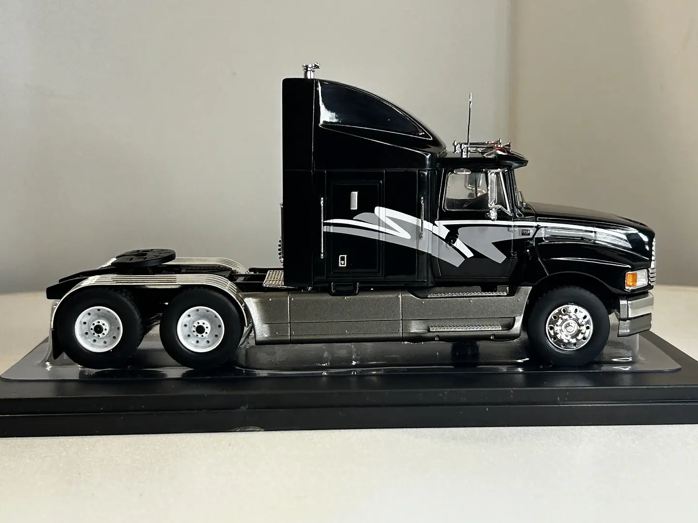 Camión Ford Aeromax Tractor Truck 1990 | IXO 1:43 5