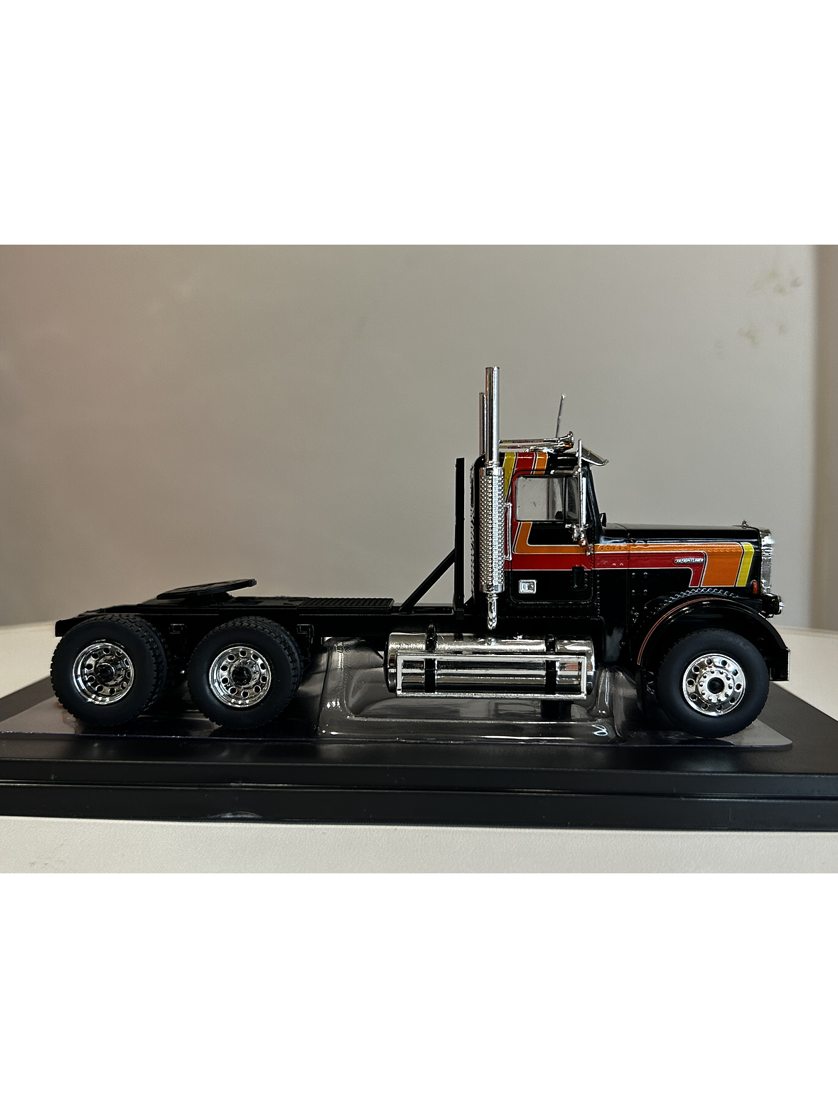 Freightliner FLC 120 64T Tractor Truck 1977 – Ixo Models 1:43 – Leyenda del Transporte en Chile 4