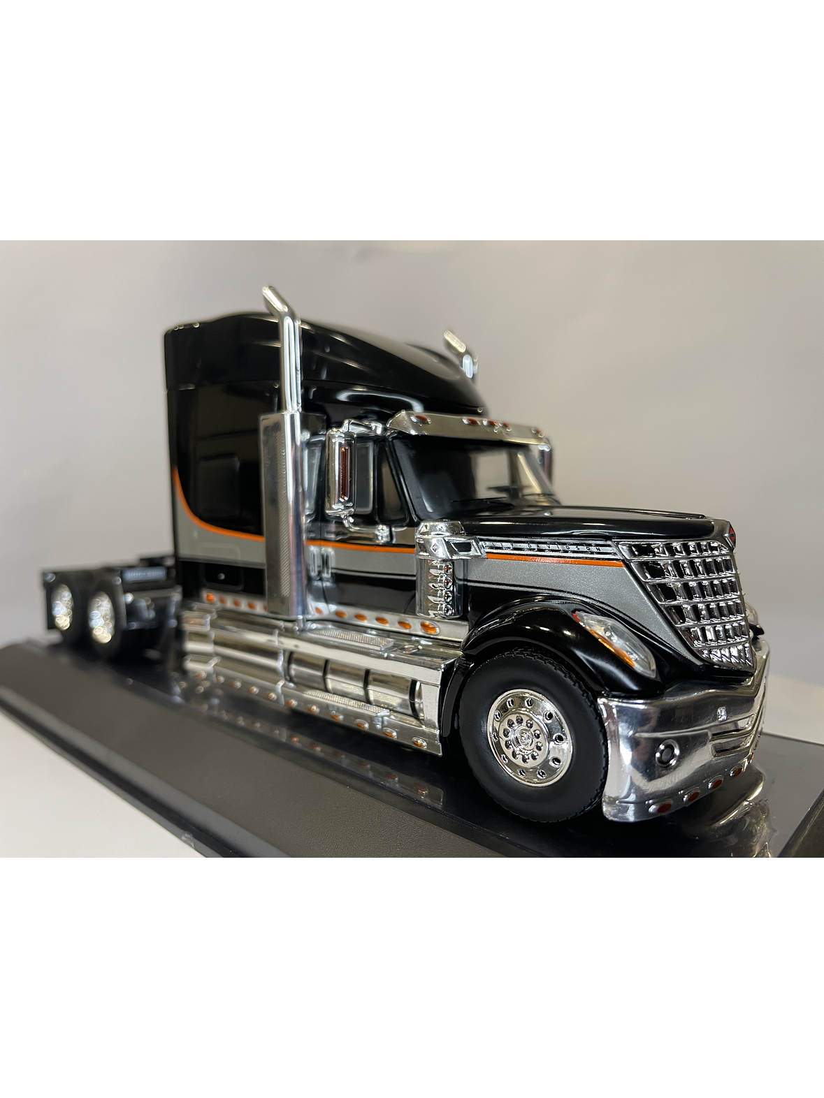 International LoneStar 2010 Black/Silver – IXO Models 1:43 – Diseño Americano Premium 3