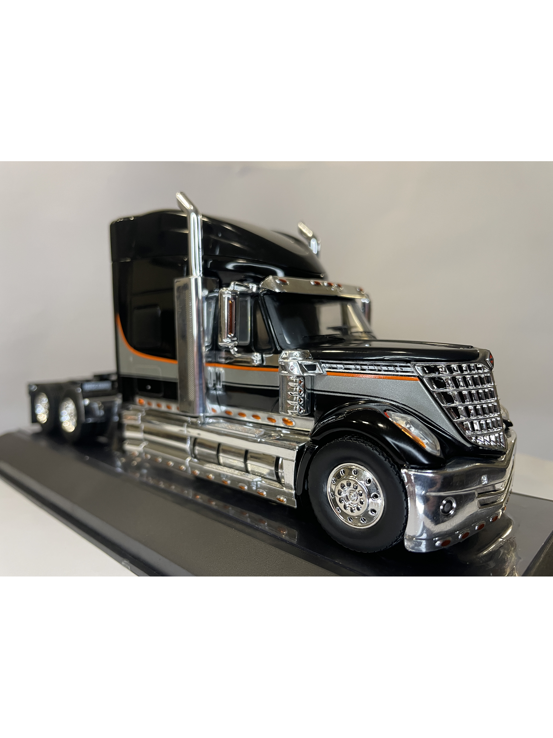 International LoneStar 2010 Black/Silver – IXO Models 1:43 – Diseño Americano Premium 3