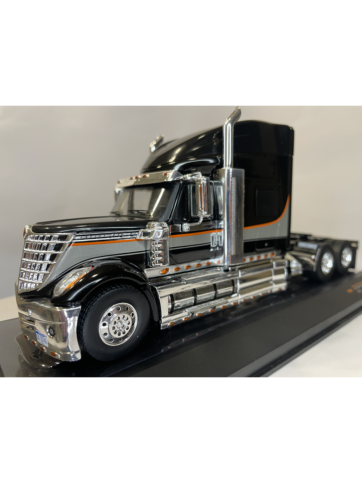 International LoneStar 2010 Black/Silver – IXO Models 1:43 – Diseño Americano Premium 1