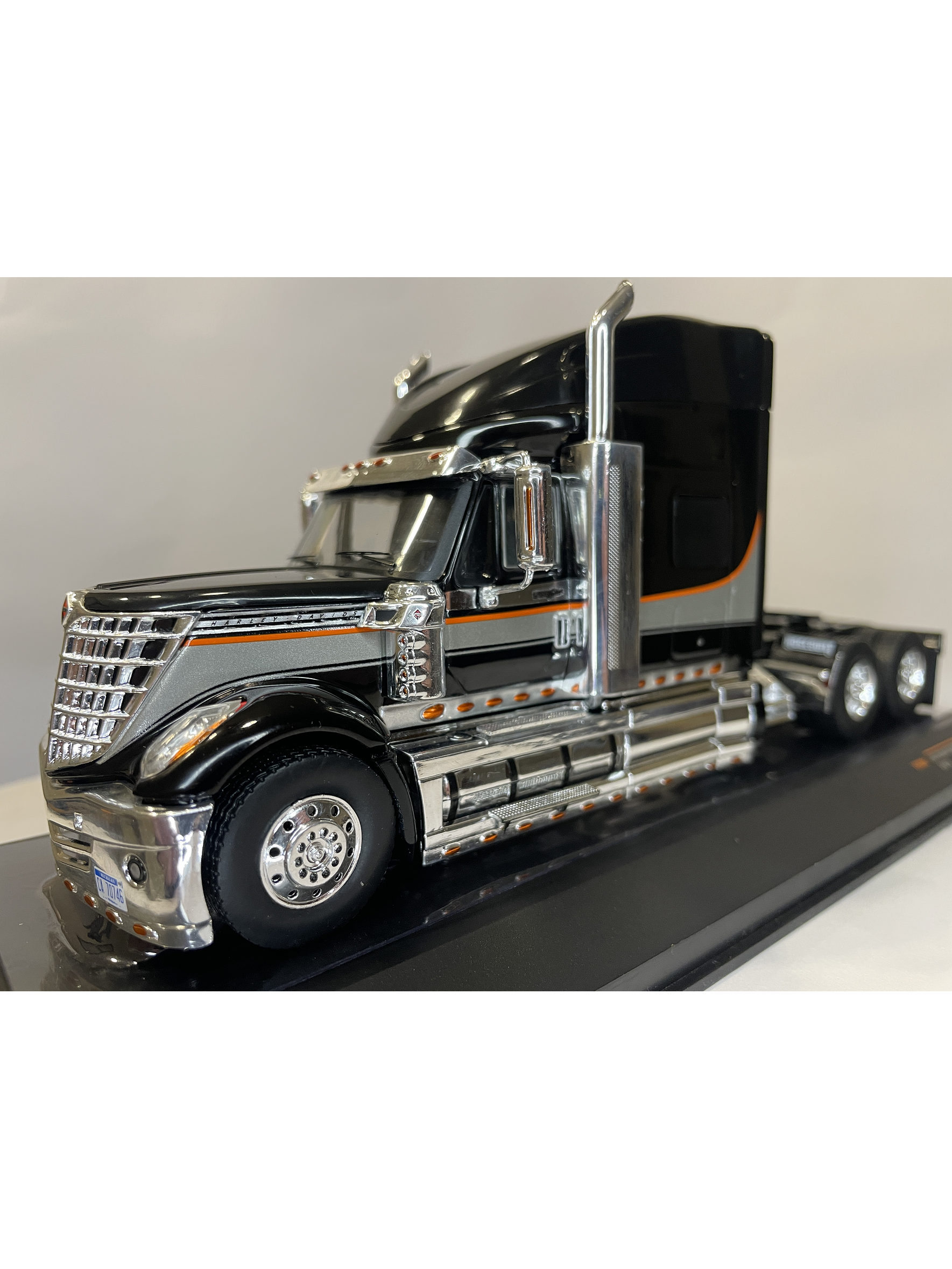 International LoneStar 2010 Black/Silver – IXO Models 1:43 – Diseño Americano Premium 1