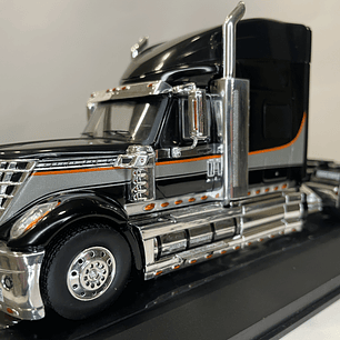 International LoneStar 2010 Black/Silver – IXO Models 1:43 – Diseño Americano Premium