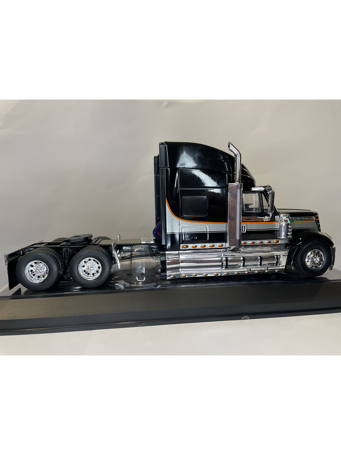 International LoneStar 2010 Black/Silver – IXO Models 1:43 – Diseño Americano Premium 4
