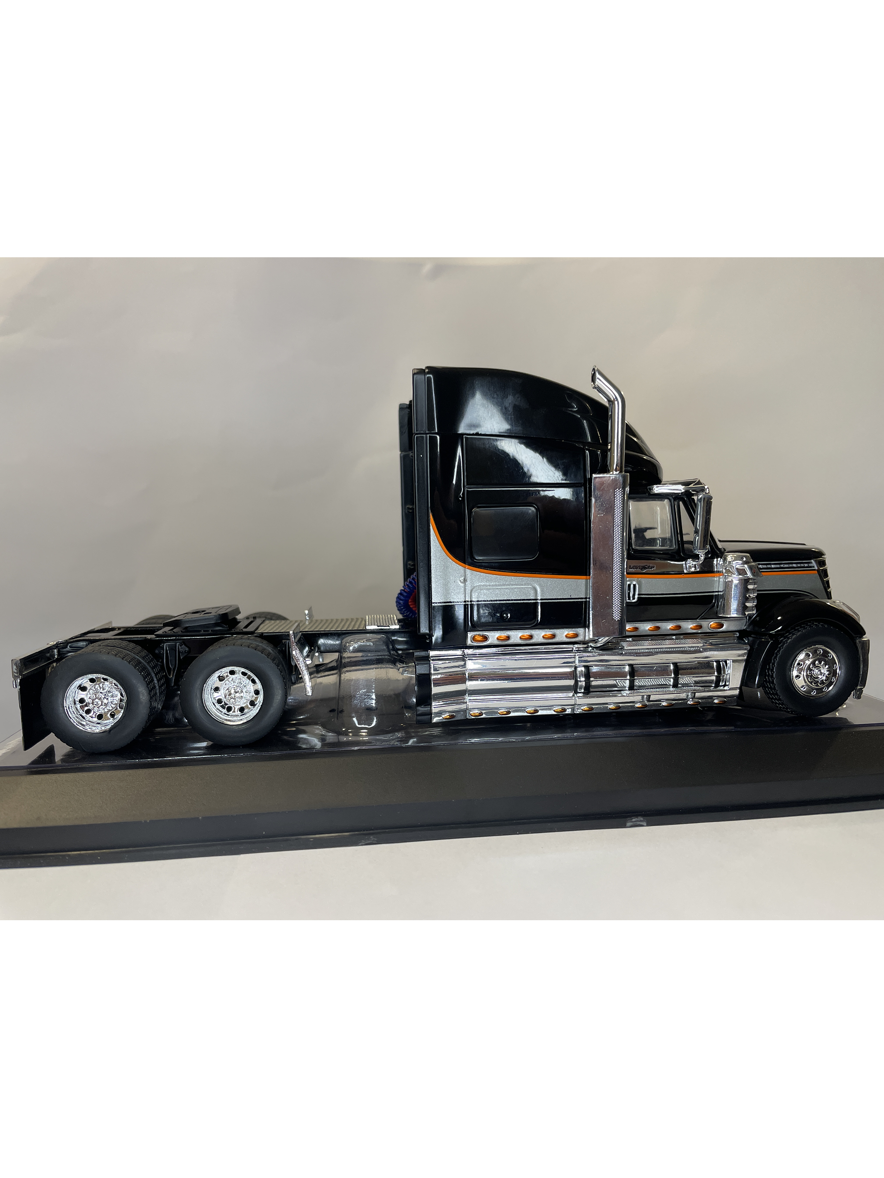 International LoneStar 2010 Black/Silver – IXO Models 1:43 – Diseño Americano Premium 4