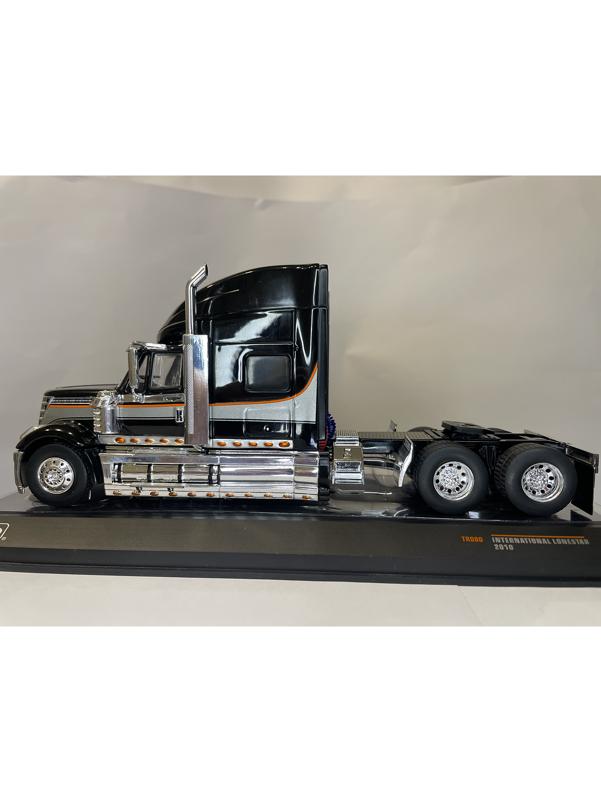 International LoneStar 2010 Black/Silver – IXO Models 1:43 – Diseño Americano Premium 8
