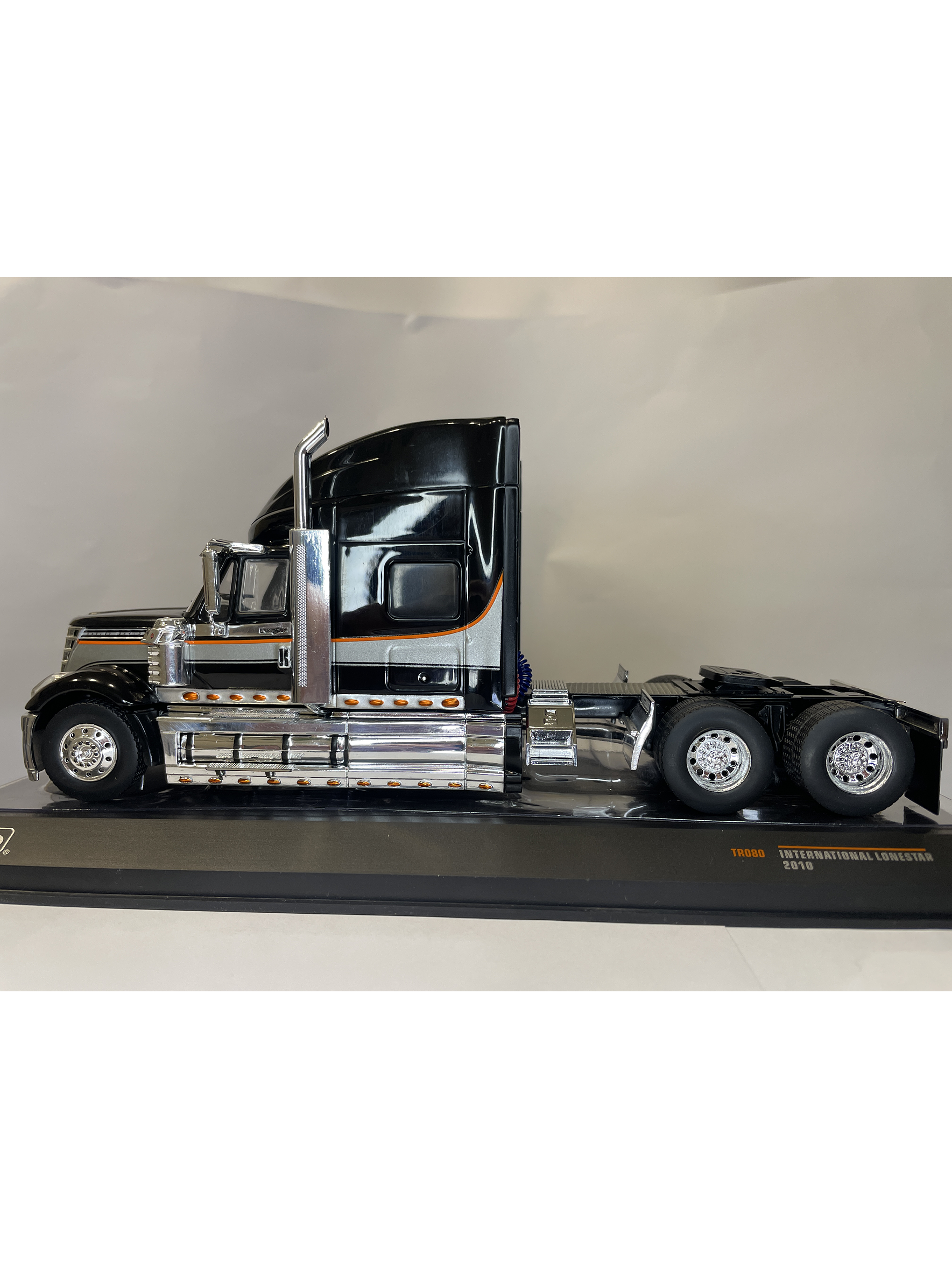 International LoneStar 2010 Black/Silver – IXO Models 1:43 – Diseño Americano Premium 8