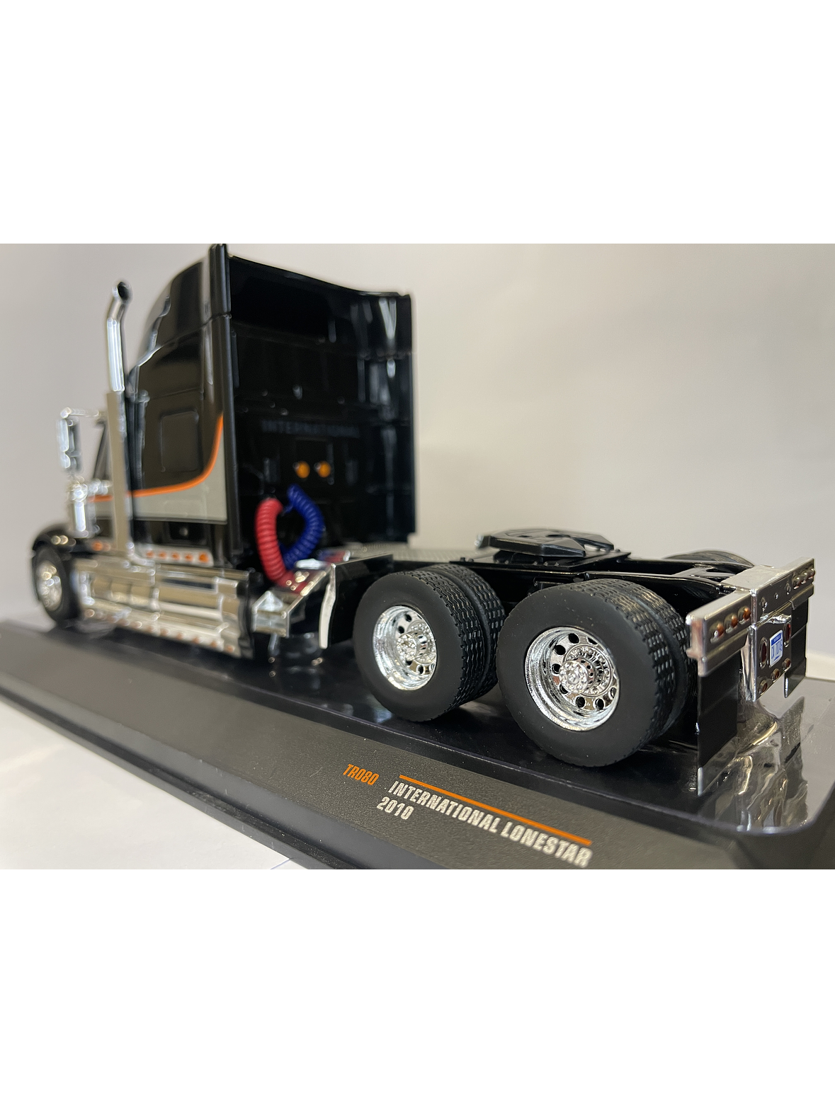 International LoneStar 2010 Black/Silver – IXO Models 1:43 – Diseño Americano Premium 7