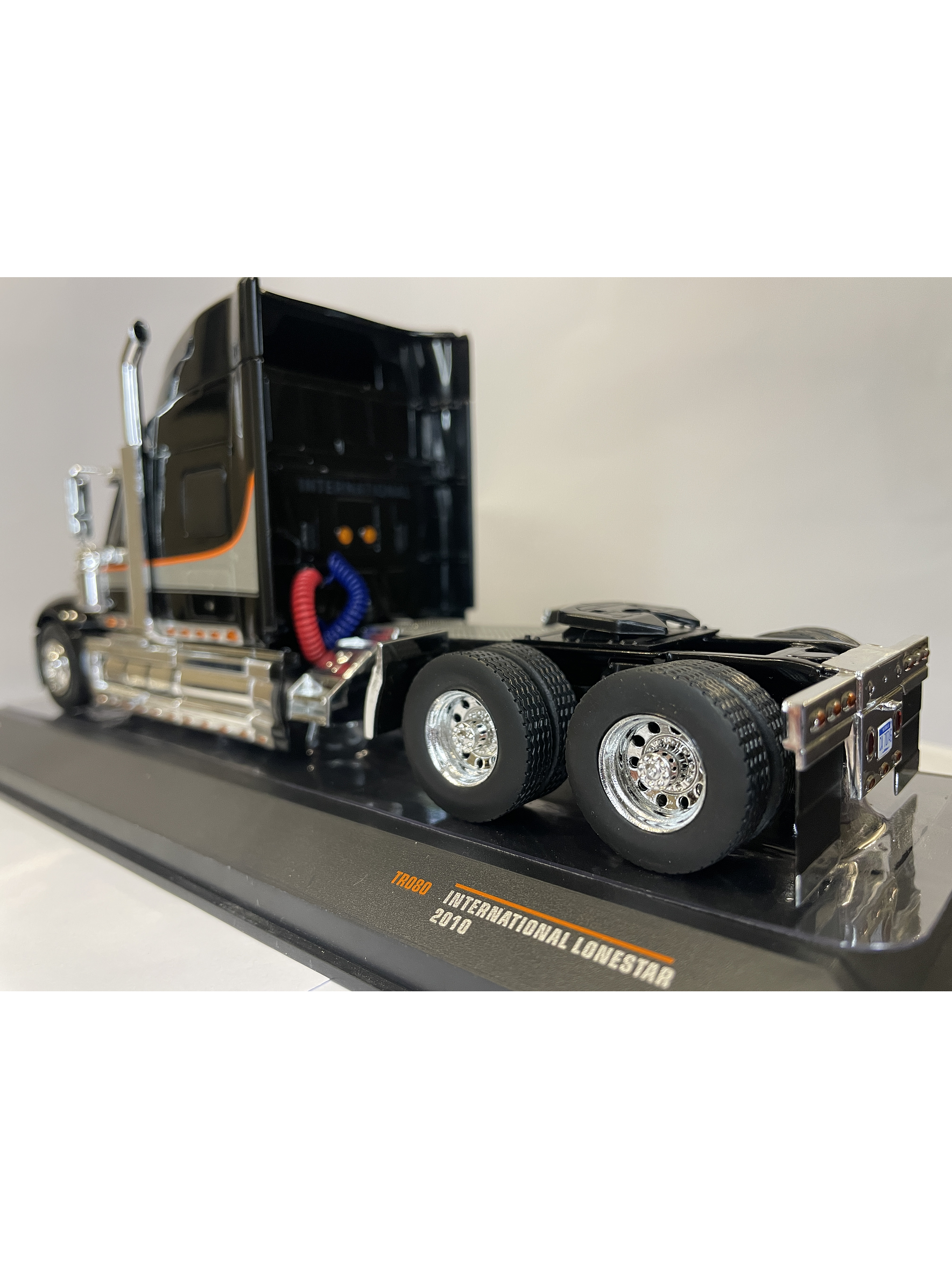 International LoneStar 2010 Black/Silver – IXO Models 1:43 – Diseño Americano Premium 7