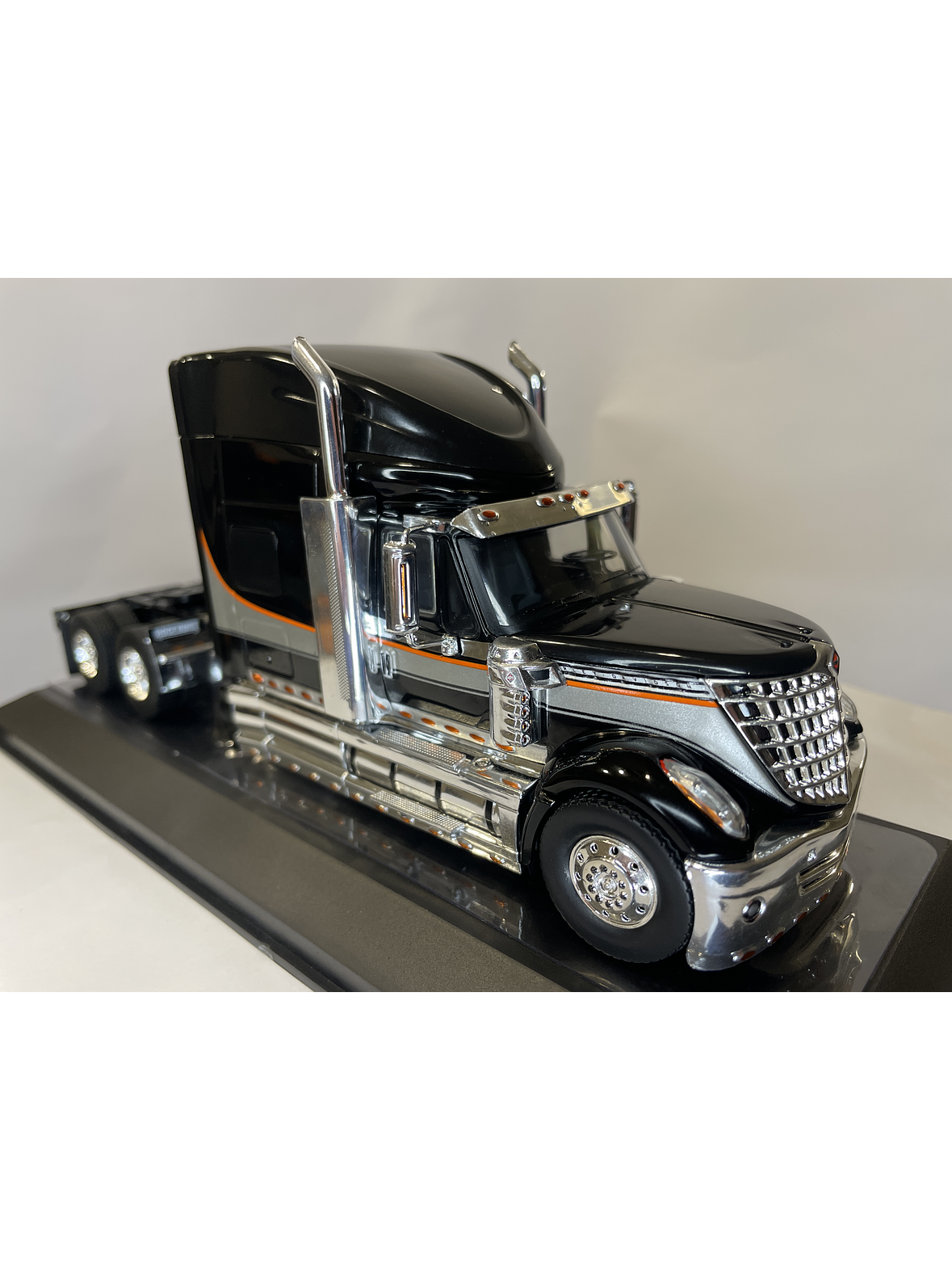 International LoneStar 2010 Black/Silver – IXO Models 1:43 – Diseño Americano Premium 9