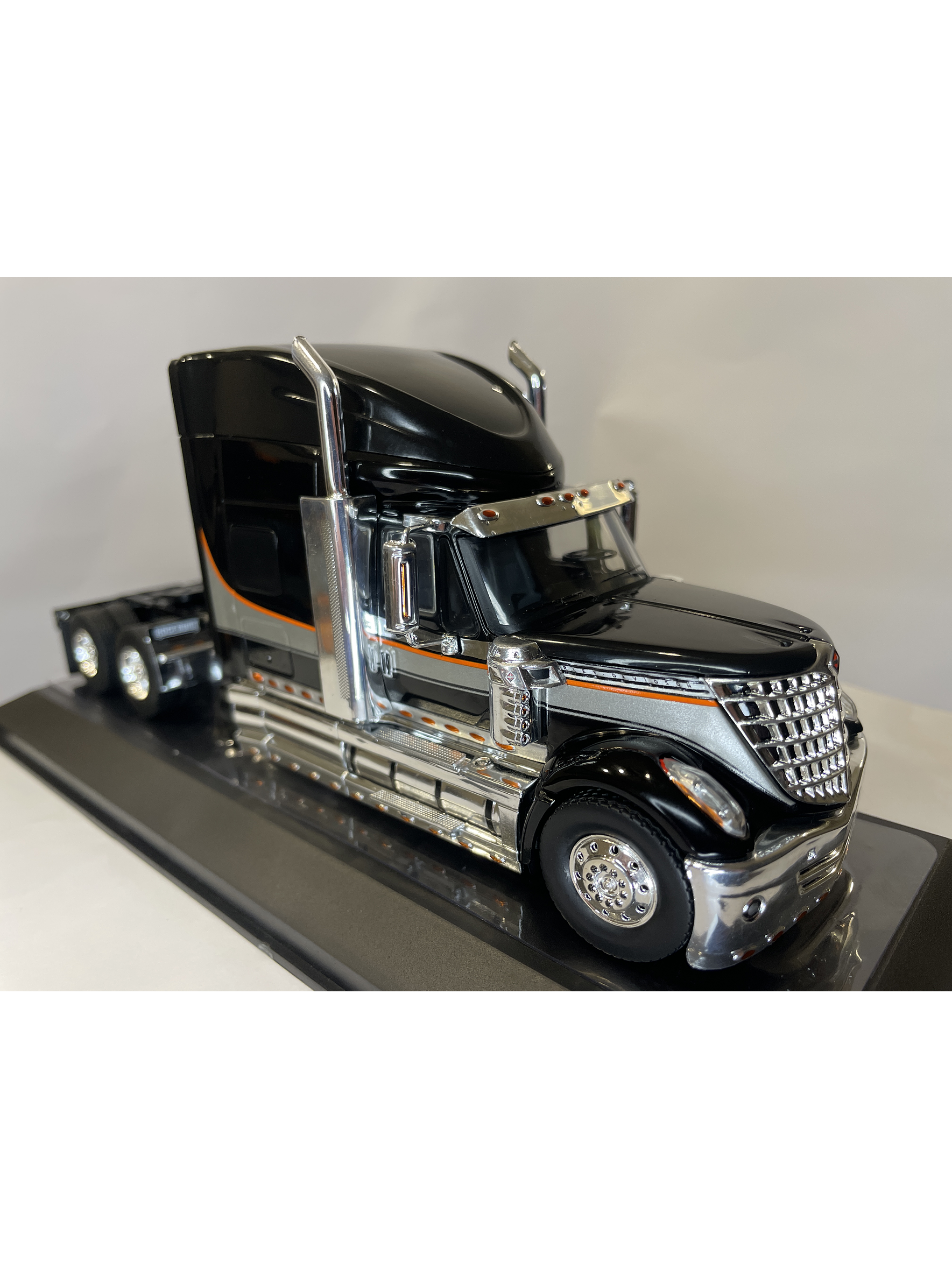 International LoneStar 2010 Black/Silver – IXO Models 1:43 – Diseño Americano Premium 9