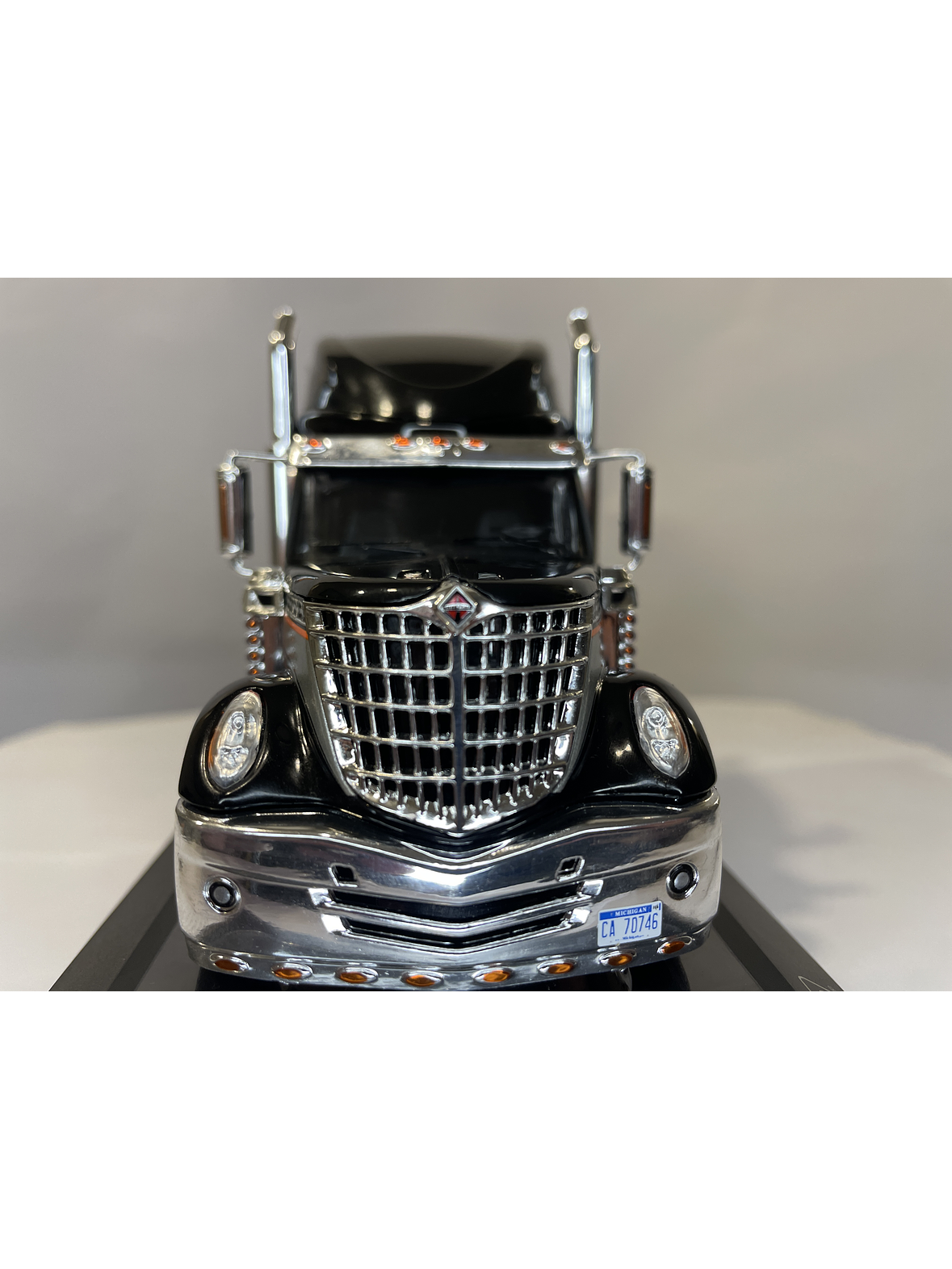 International LoneStar 2010 Black/Silver – IXO Models 1:43 – Diseño Americano Premium 2