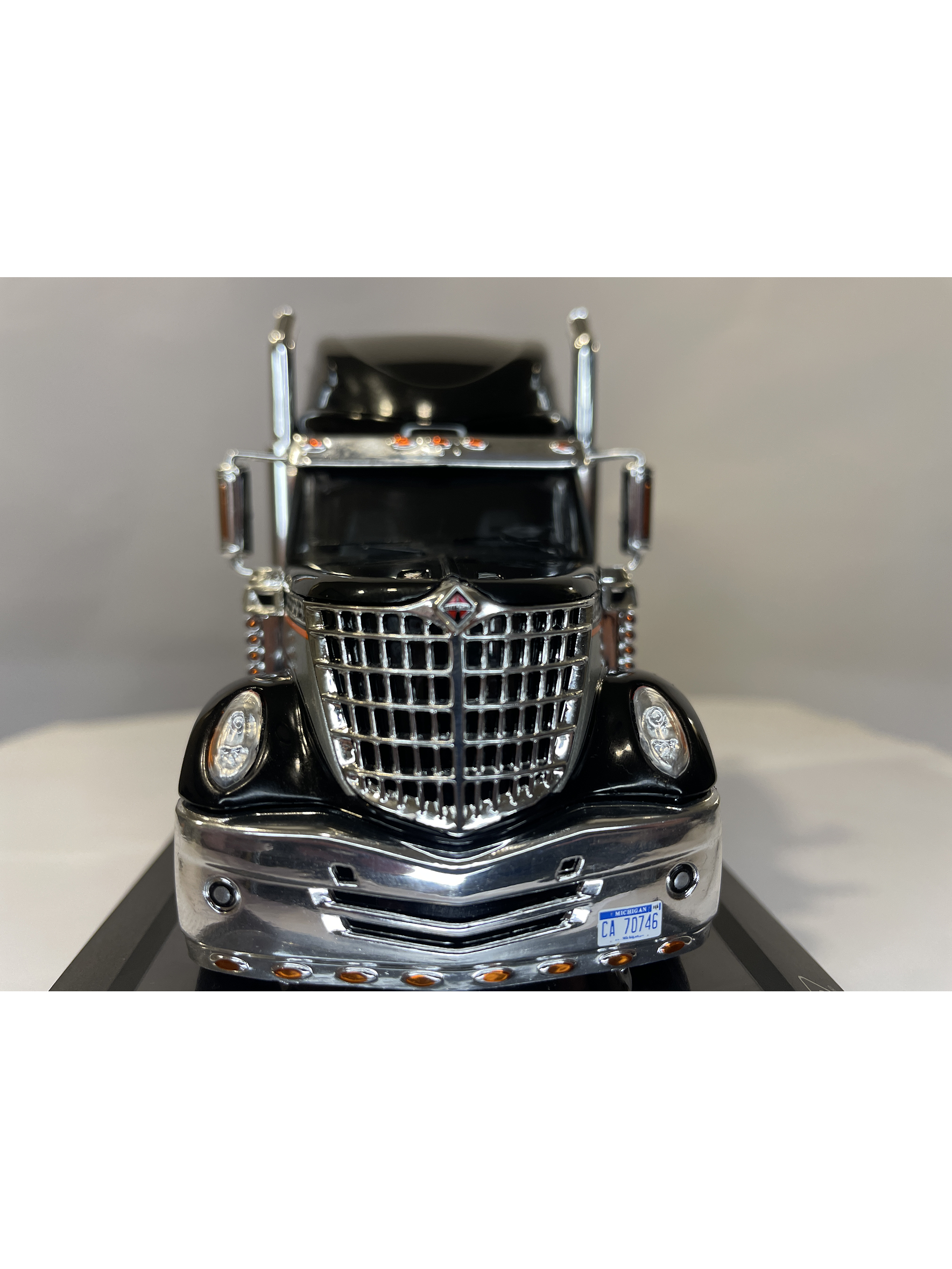 International LoneStar 2010 Black/Silver – IXO Models 1:43 – Diseño Americano Premium 2