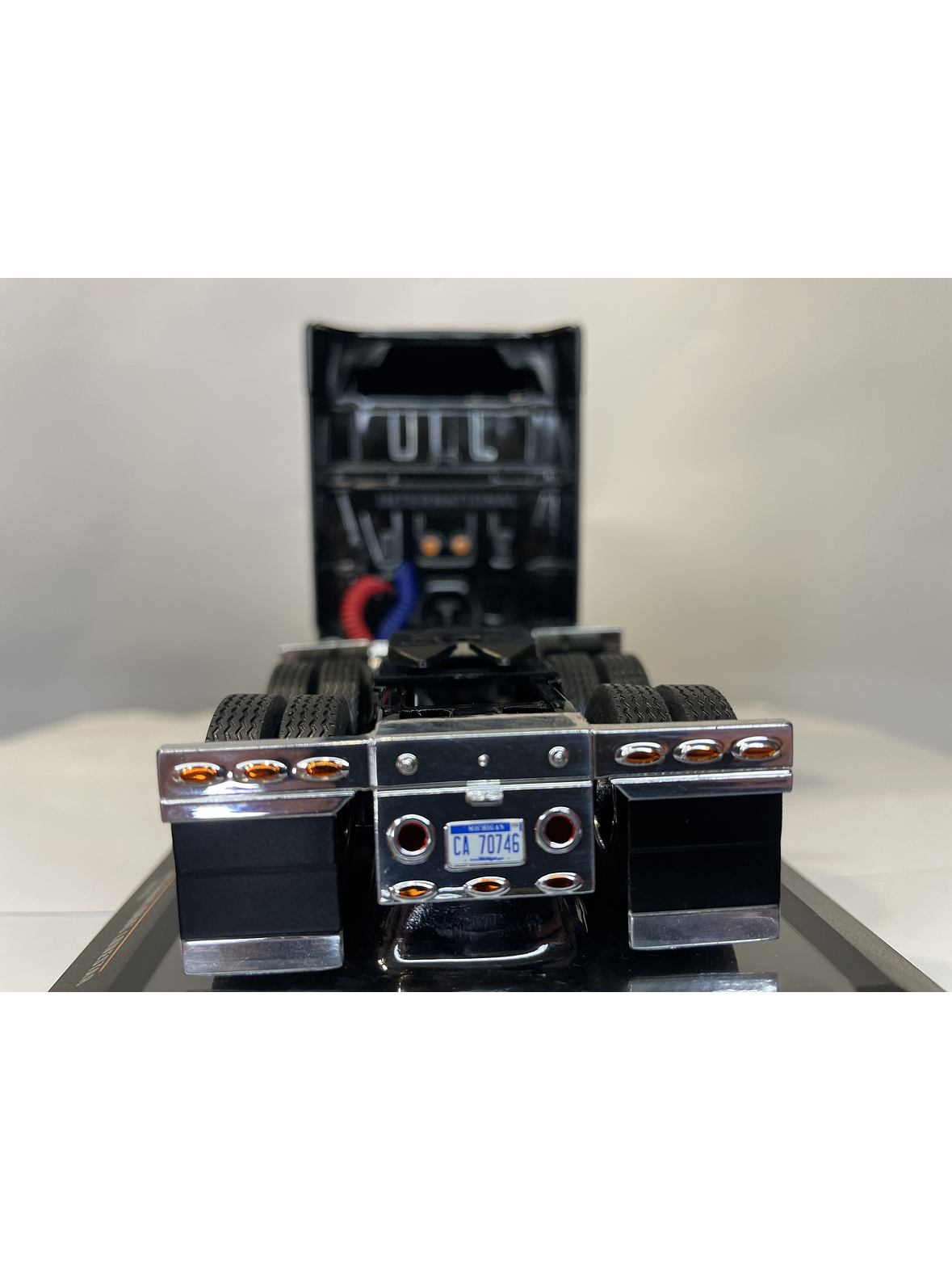 International LoneStar 2010 Black/Silver – IXO Models 1:43 – Diseño Americano Premium 6