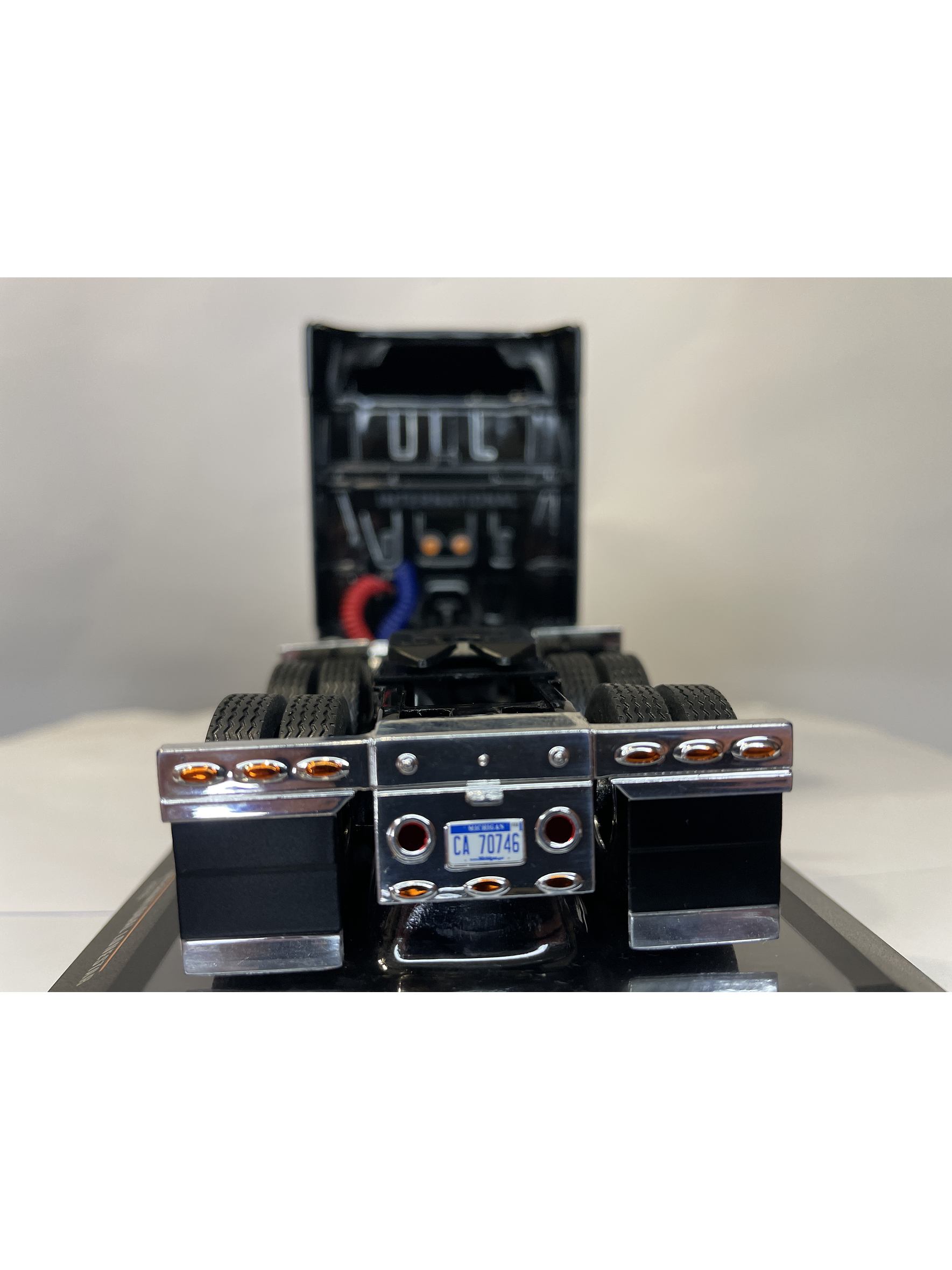 International LoneStar 2010 Black/Silver – IXO Models 1:43 – Diseño Americano Premium 6