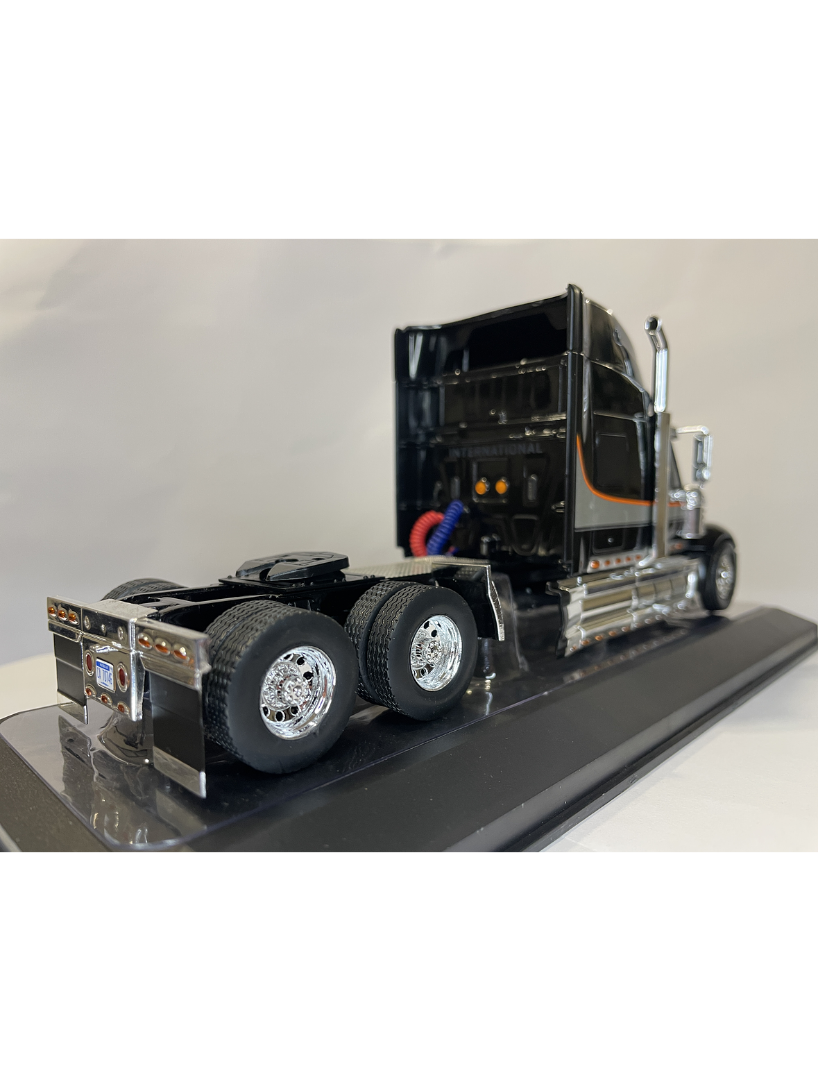 International LoneStar 2010 Black/Silver – IXO Models 1:43 – Diseño Americano Premium 5