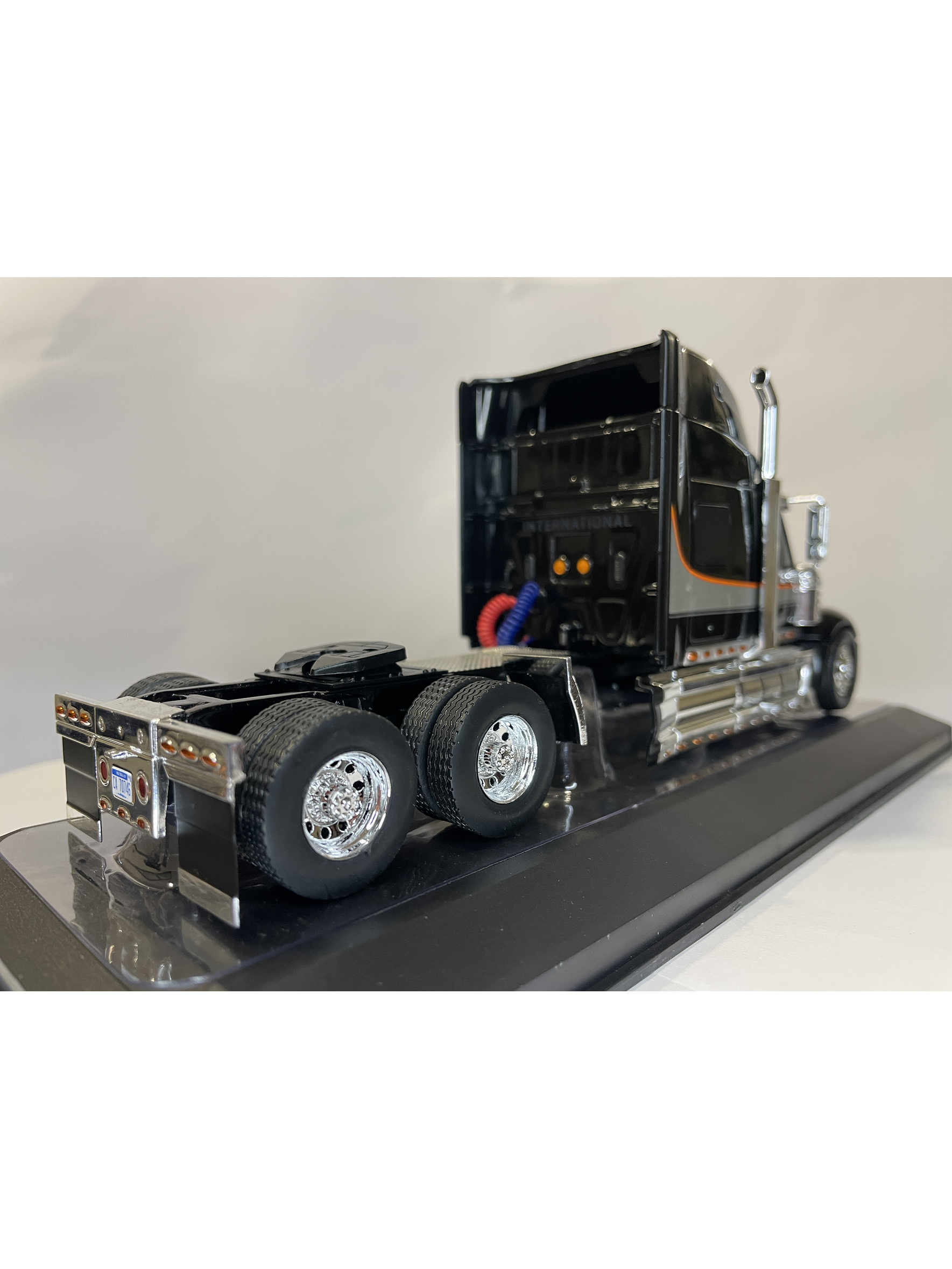 International LoneStar 2010 Black/Silver – IXO Models 1:43 – Diseño Americano Premium 5