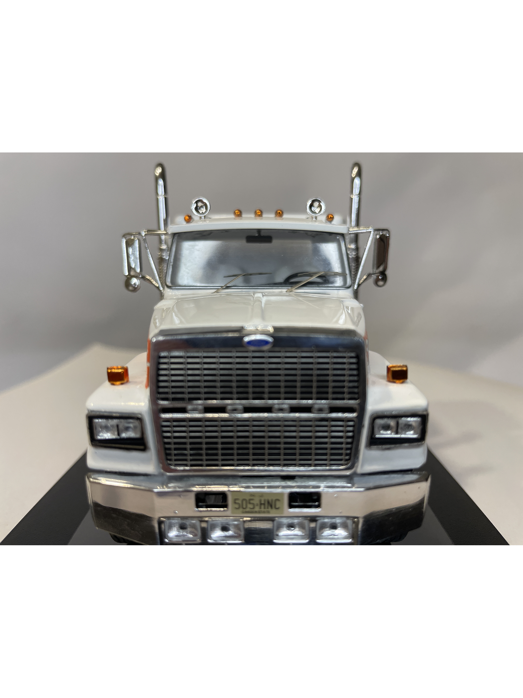 Camión Ford LTL-9000 – Ixo Models 1:43 – Clásico Americano en Chile 14
