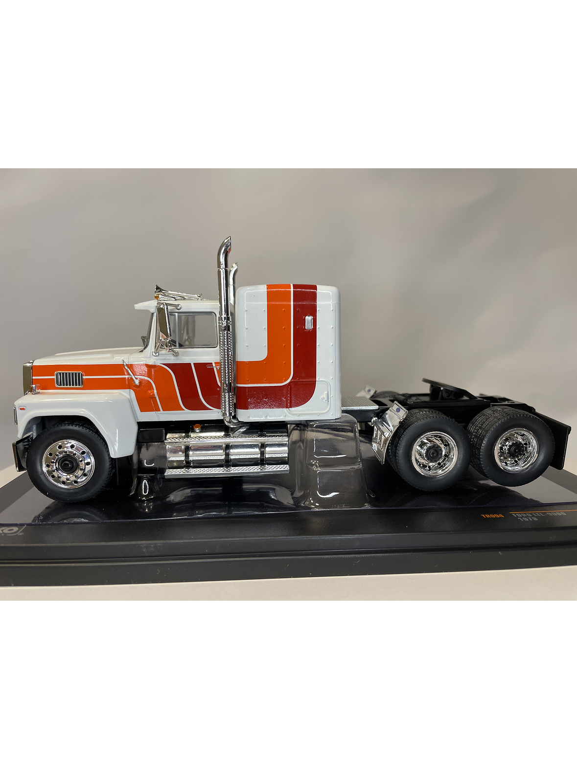 Camión Ford LTL-9000 – Ixo Models 1:43 – Clásico Americano en Chile 20