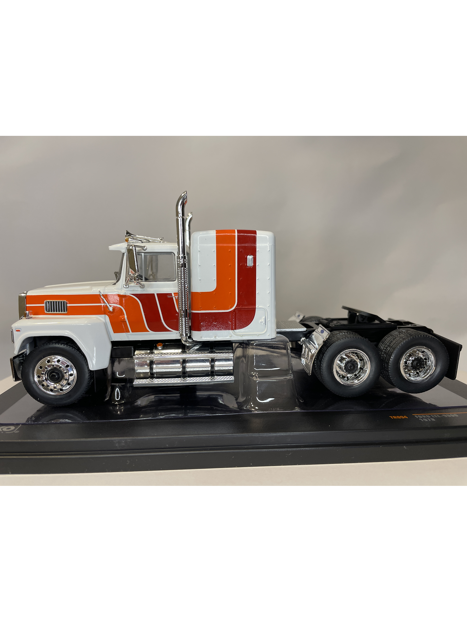 Camión Ford LTL-9000 – Ixo Models 1:43 – Clásico Americano en Chile 20