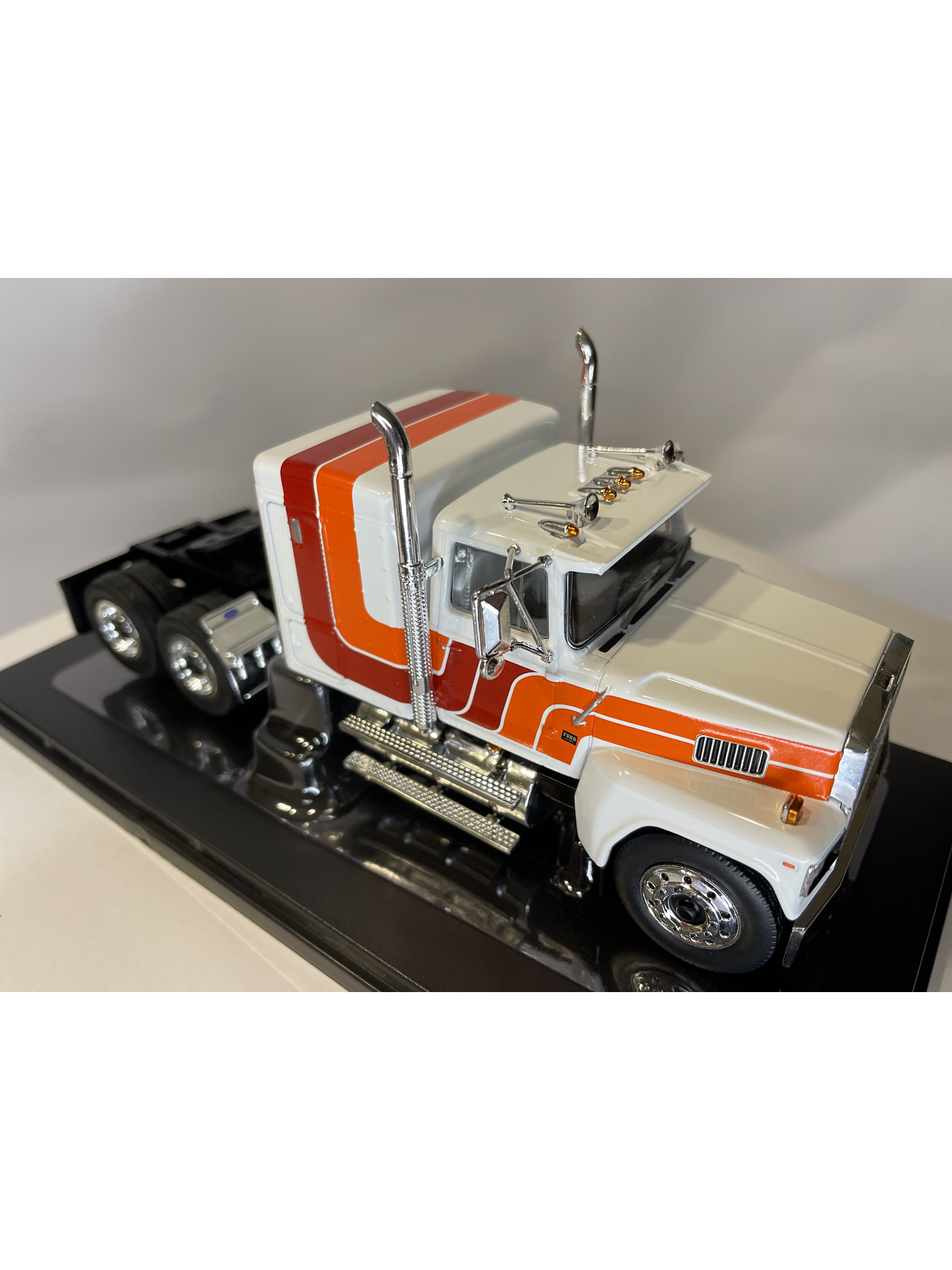 Camión Ford LTL-9000 – Ixo Models 1:43 – Clásico Americano en Chile 21