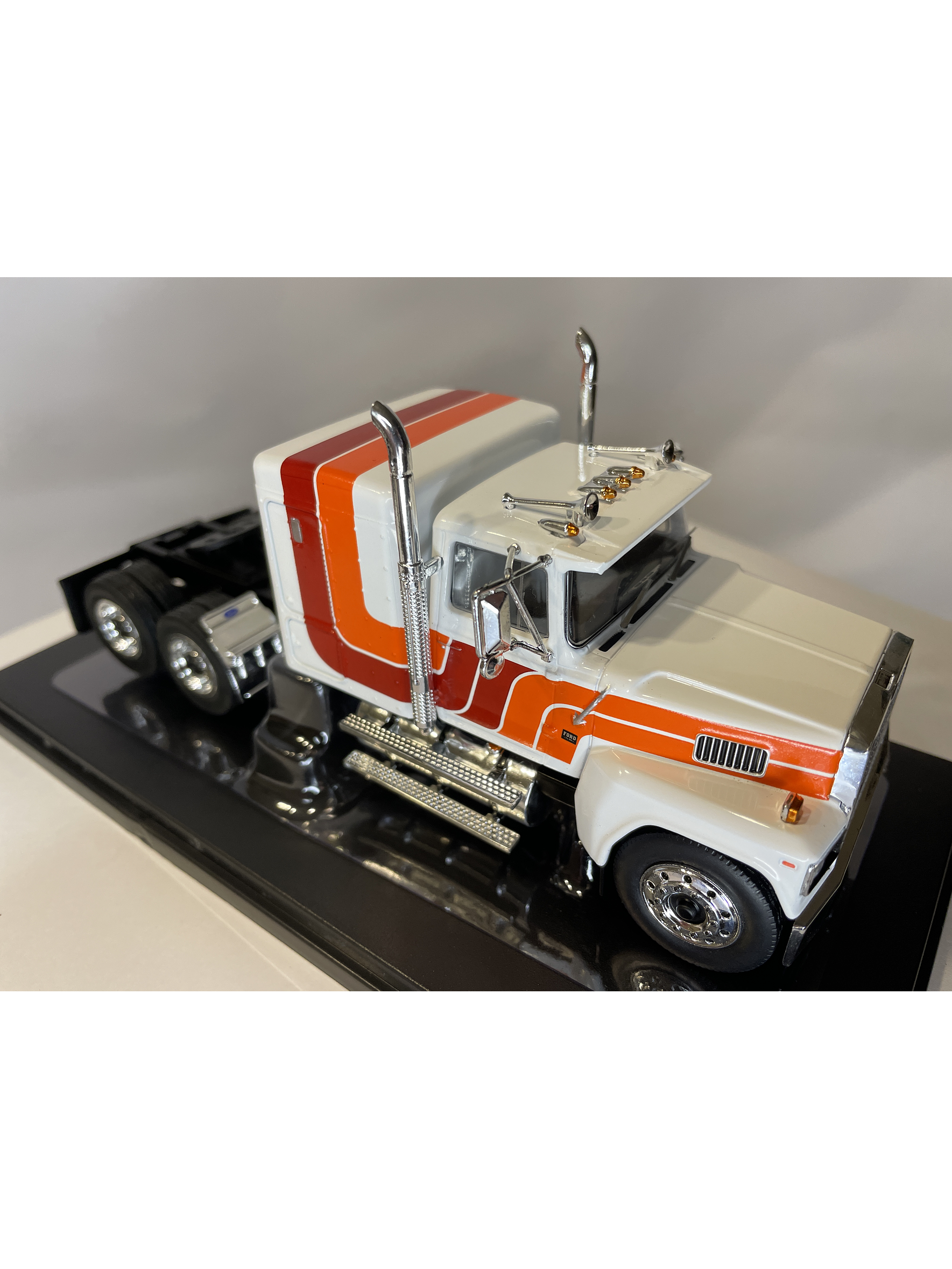 Camión Ford LTL-9000 – Ixo Models 1:43 – Clásico Americano en Chile 21