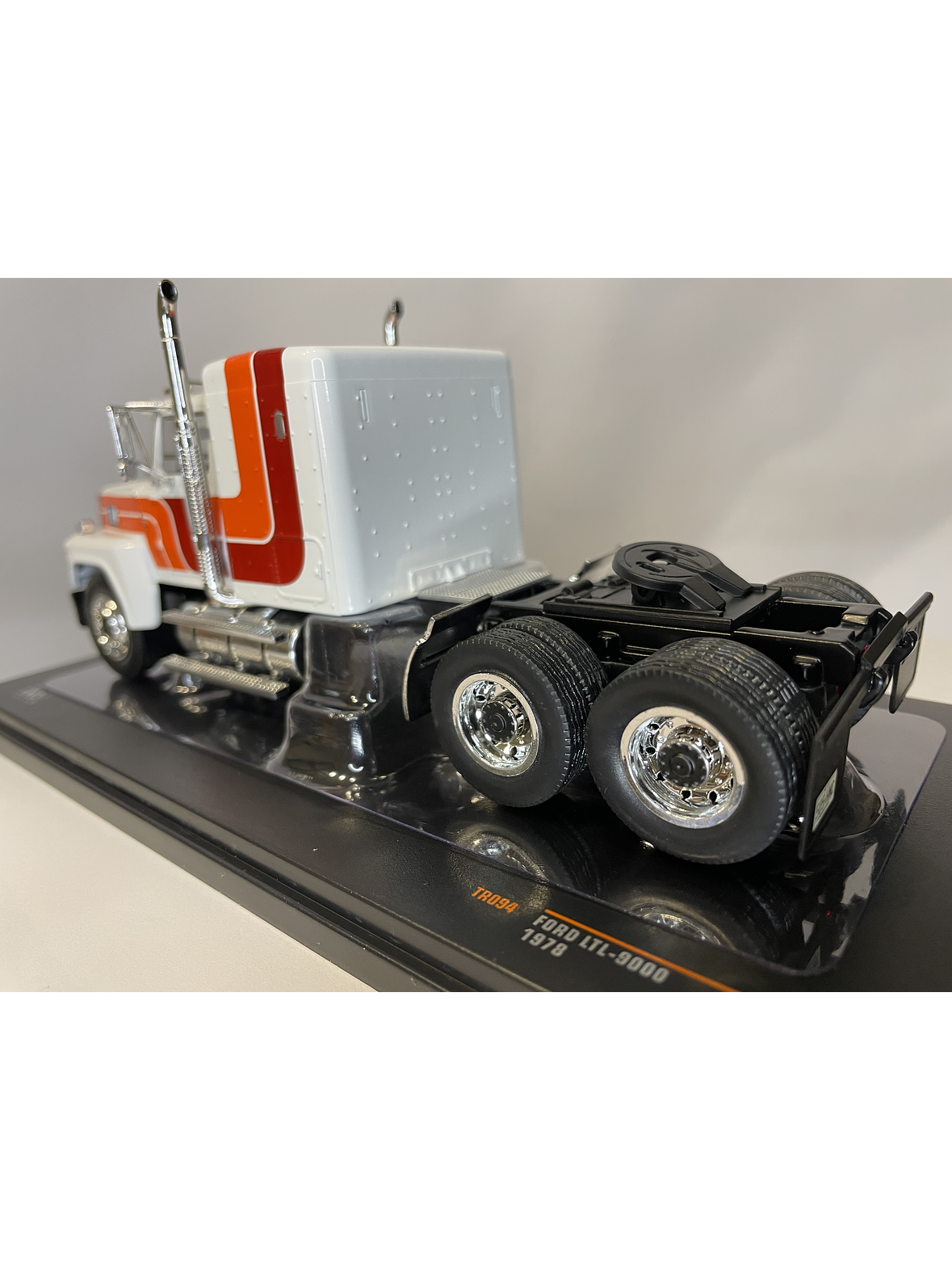 Camión Ford LTL-9000 – Ixo Models 1:43 – Clásico Americano en Chile 19