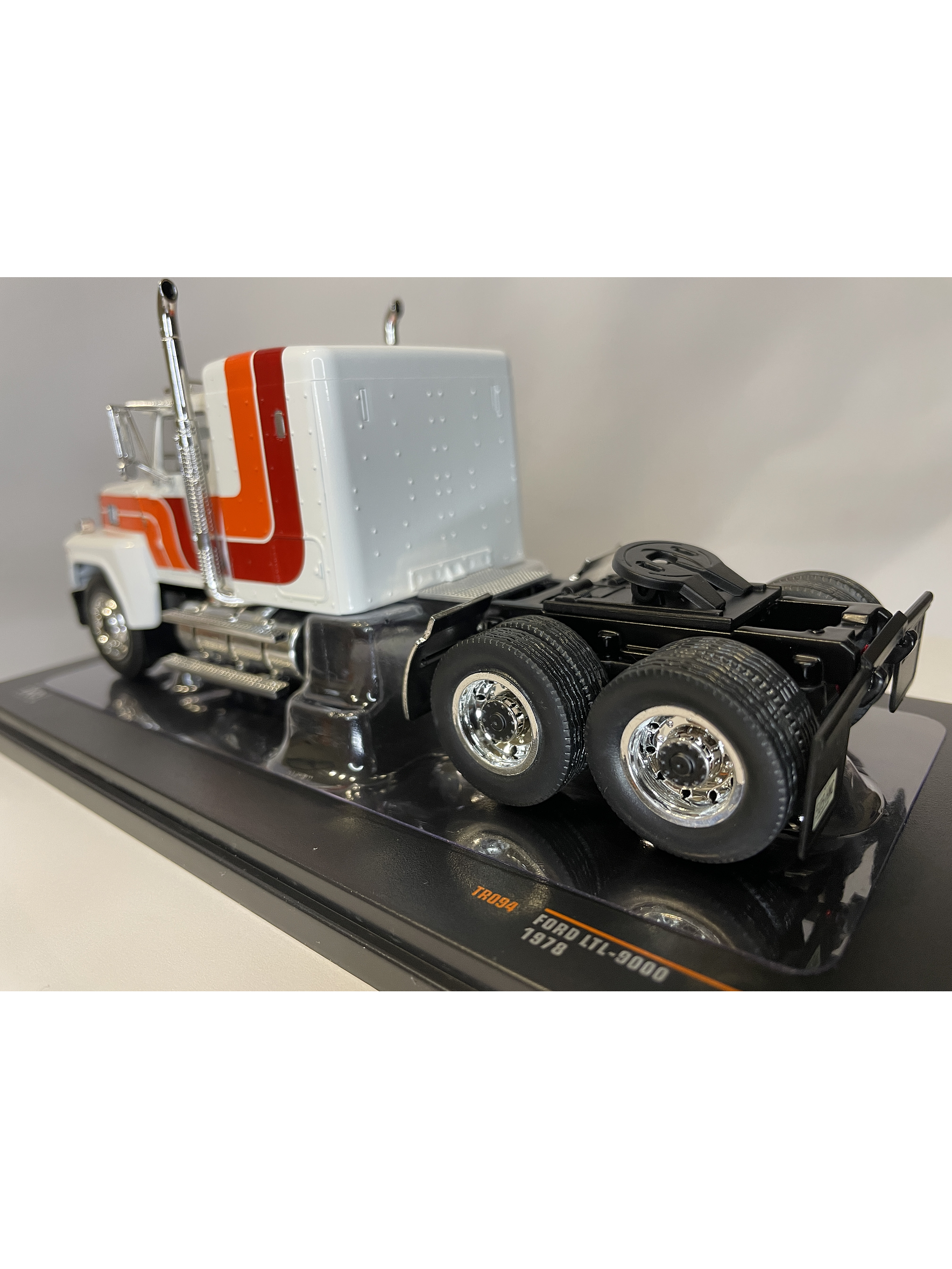 Camión Ford LTL-9000 – Ixo Models 1:43 – Clásico Americano en Chile 19